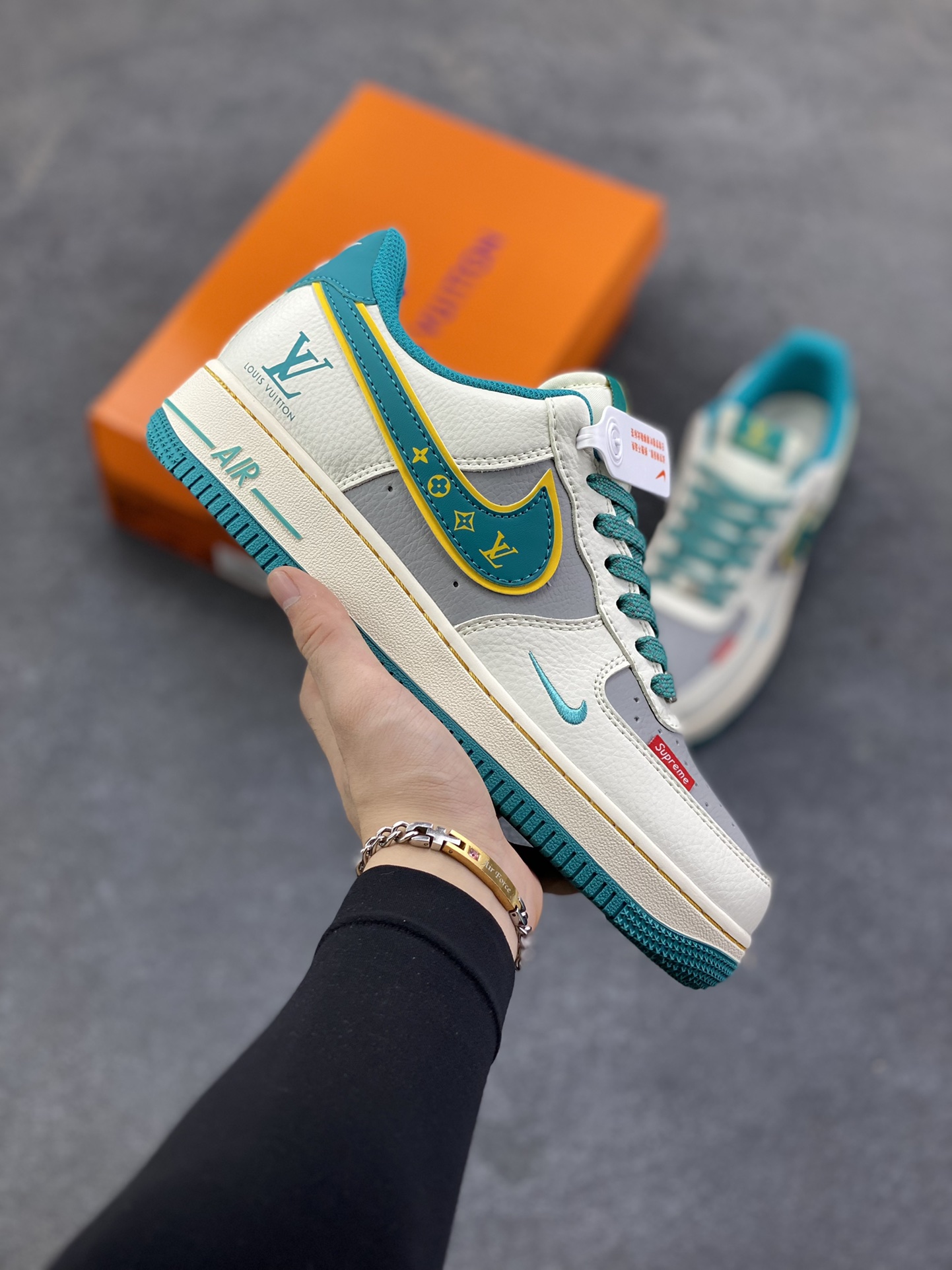 NIke Air Force 1 \’07 Low “LV，supreme联名——白绿色”空军一号 低帮 运动鞋 休闲鞋 折边针车 工艺难度大 原楦头原纸板 原装鞋盒 定制五金配件 内置全掌气垫 原厂鞋底 货号：ZY1618-004 尺码：36 36.5 37.5 38 38.5 39 40 40.5 41 42 42.5 43 44 44.5 45-选品中心