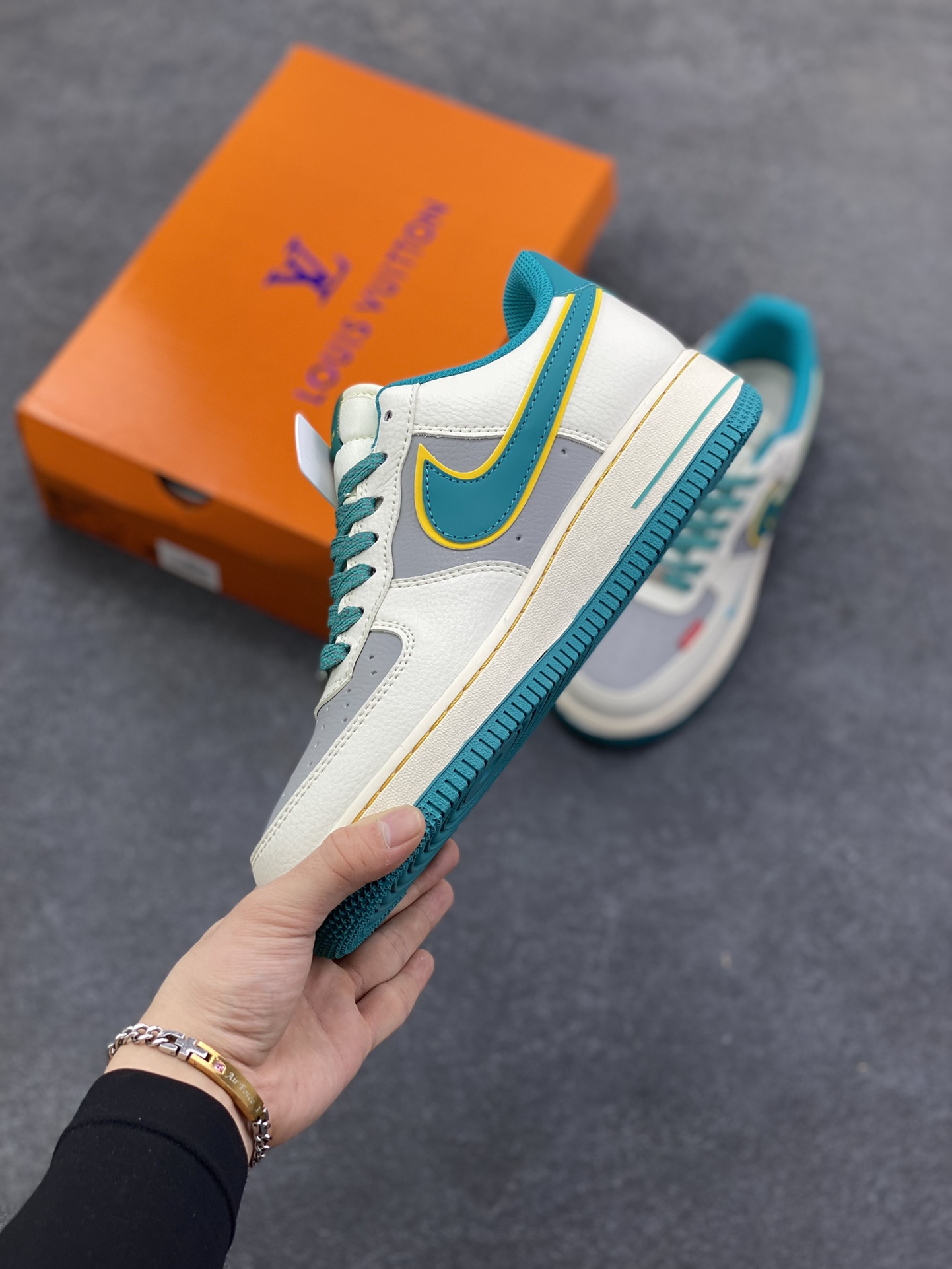 图片[3]-NIke Air Force 1 \’07 Low “LV，supreme联名——白绿色”空军一号 低帮 运动鞋 休闲鞋 折边针车 工艺难度大 原楦头原纸板 原装鞋盒 定制五金配件 内置全掌气垫 原厂鞋底 货号：ZY1618-004 尺码：36 36.5 37.5 38 38.5 39 40 40.5 41 42 42.5 43 44 44.5 45-选品中心