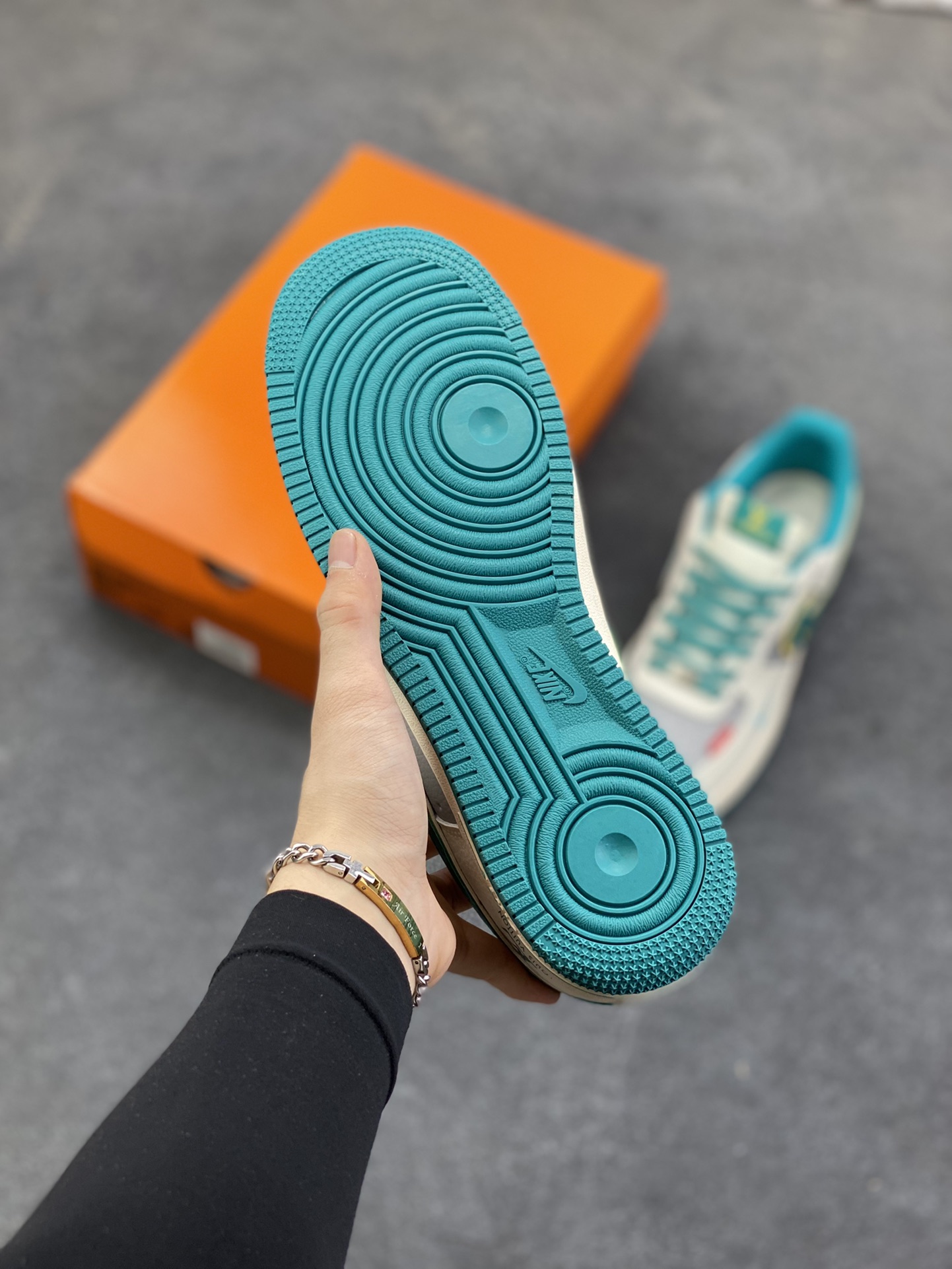 图片[5]-NIke Air Force 1 \’07 Low “LV，supreme联名——白绿色”空军一号 低帮 运动鞋 休闲鞋 折边针车 工艺难度大 原楦头原纸板 原装鞋盒 定制五金配件 内置全掌气垫 原厂鞋底 货号：ZY1618-004 尺码：36 36.5 37.5 38 38.5 39 40 40.5 41 42 42.5 43 44 44.5 45-选品中心