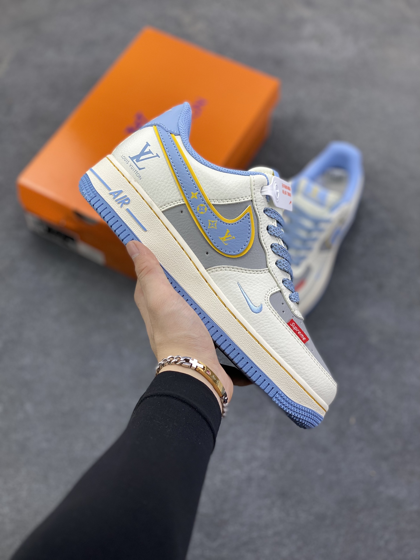 NIke Air Force 1 \’07 Low “LV，supreme联名——白蓝色”空军一号 低帮 运动鞋 休闲鞋 折边针车 工艺难度大 原楦头原纸板 原装鞋盒 定制五金配件 内置全掌气垫 原厂鞋底 货号：ZY1618-008 尺码：36 36.5 37.5 38 38.5 39 40 40.5 41 42 42.5 43 44 44.5 45-选品中心