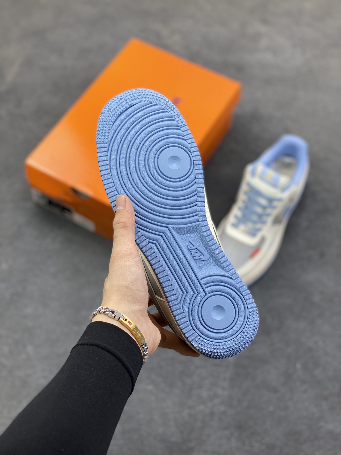 图片[5]-NIke Air Force 1 \’07 Low “LV，supreme联名——白蓝色”空军一号 低帮 运动鞋 休闲鞋 折边针车 工艺难度大 原楦头原纸板 原装鞋盒 定制五金配件 内置全掌气垫 原厂鞋底 货号：ZY1618-008 尺码：36 36.5 37.5 38 38.5 39 40 40.5 41 42 42.5 43 44 44.5 45-选品中心