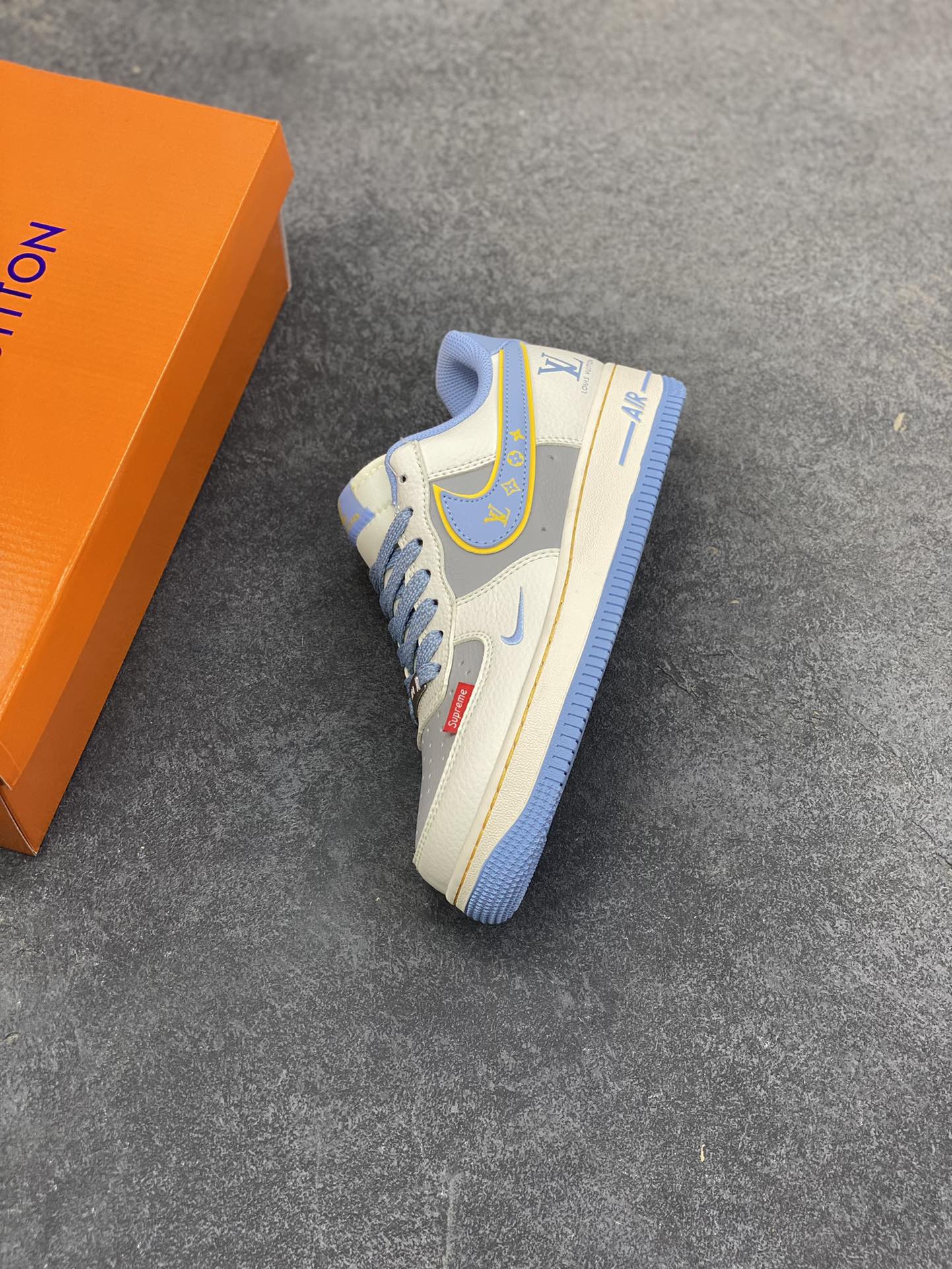 图片[7]-NIke Air Force 1 \’07 Low “LV，supreme联名——白蓝色”空军一号 低帮 运动鞋 休闲鞋 折边针车 工艺难度大 原楦头原纸板 原装鞋盒 定制五金配件 内置全掌气垫 原厂鞋底 货号：ZY1618-008 尺码：36 36.5 37.5 38 38.5 39 40 40.5 41 42 42.5 43 44 44.5 45-选品中心