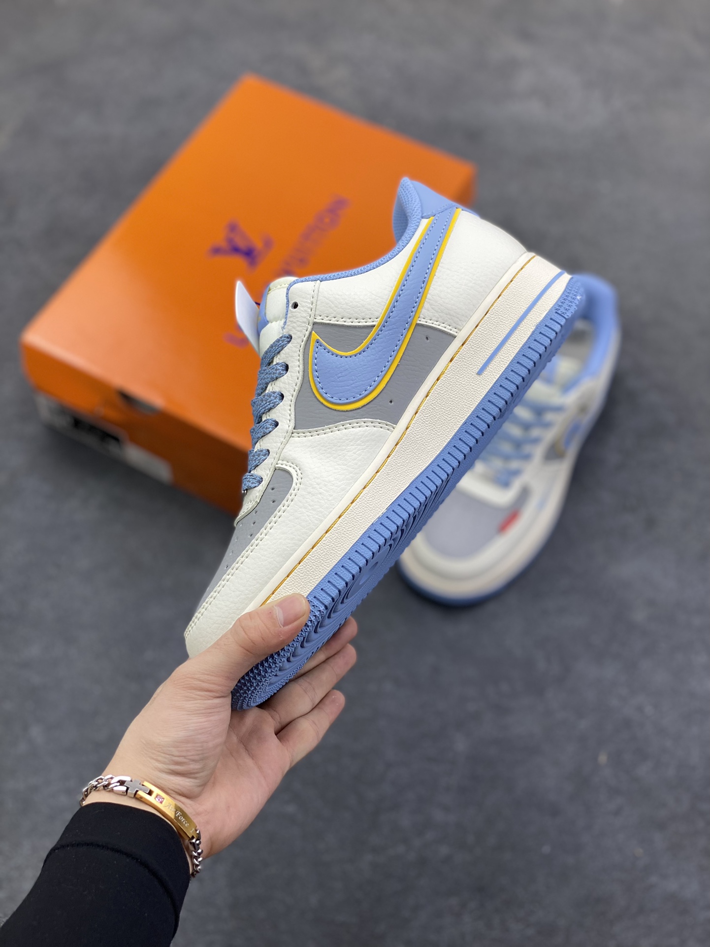 图片[3]-NIke Air Force 1 \’07 Low “LV，supreme联名——白蓝色”空军一号 低帮 运动鞋 休闲鞋 折边针车 工艺难度大 原楦头原纸板 原装鞋盒 定制五金配件 内置全掌气垫 原厂鞋底 货号：ZY1618-008 尺码：36 36.5 37.5 38 38.5 39 40 40.5 41 42 42.5 43 44 44.5 45-选品中心