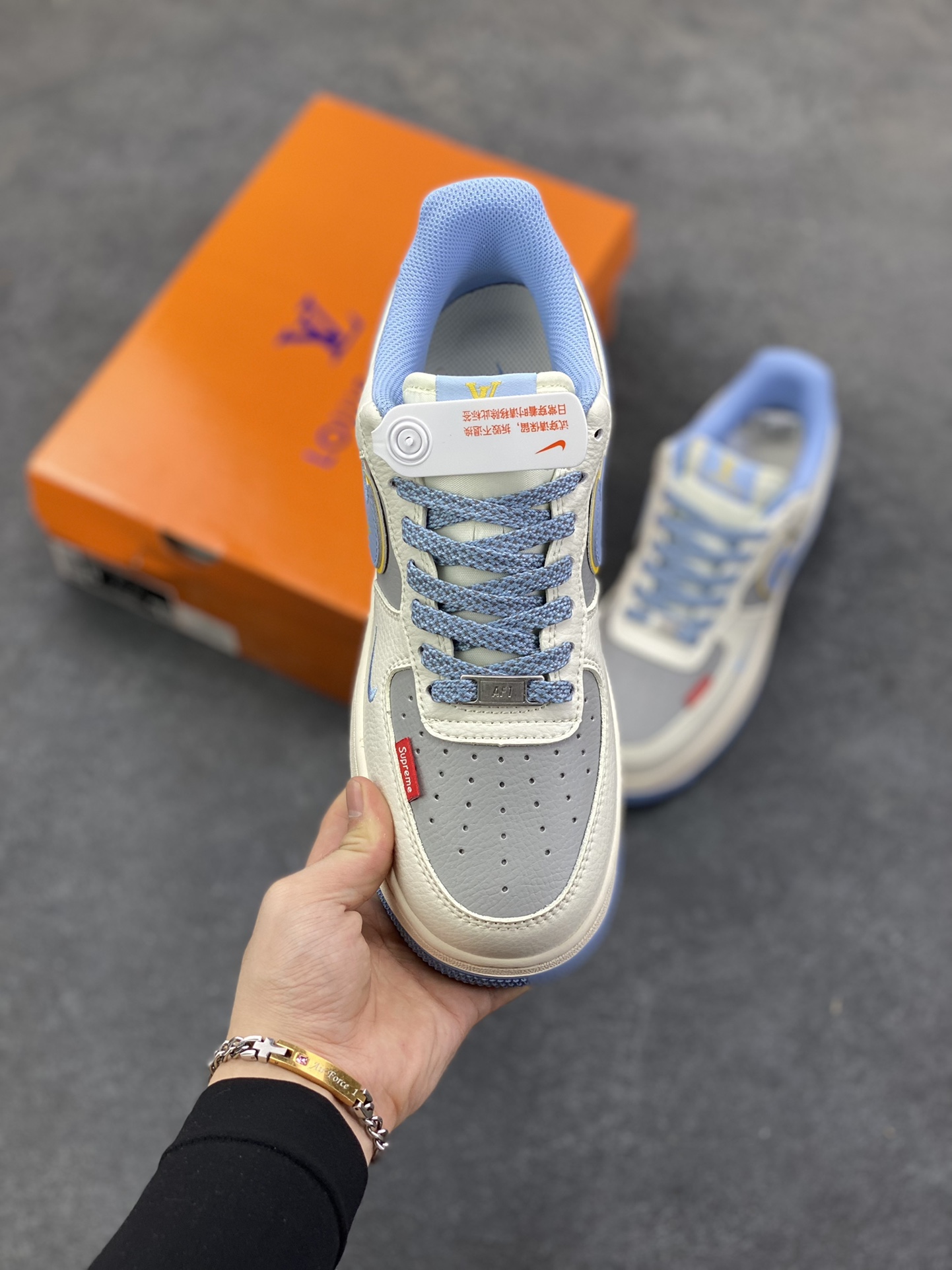 图片[2]-NIke Air Force 1 \’07 Low “LV，supreme联名——白蓝色”空军一号 低帮 运动鞋 休闲鞋 折边针车 工艺难度大 原楦头原纸板 原装鞋盒 定制五金配件 内置全掌气垫 原厂鞋底 货号：ZY1618-008 尺码：36 36.5 37.5 38 38.5 39 40 40.5 41 42 42.5 43 44 44.5 45-选品中心