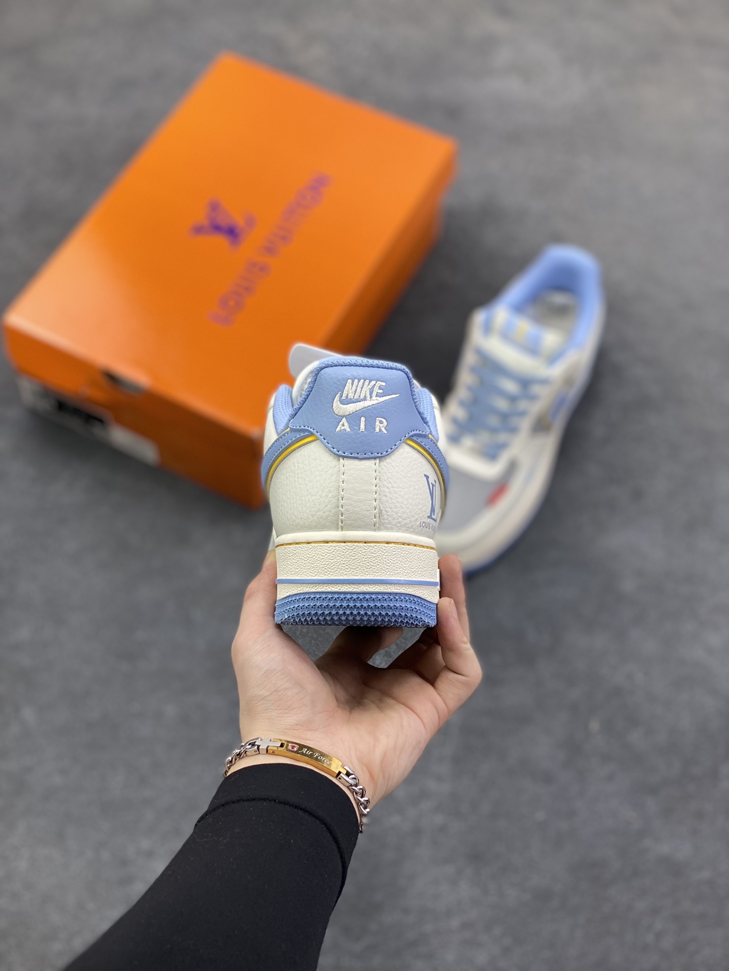 图片[4]-NIke Air Force 1 \’07 Low “LV，supreme联名——白蓝色”空军一号 低帮 运动鞋 休闲鞋 折边针车 工艺难度大 原楦头原纸板 原装鞋盒 定制五金配件 内置全掌气垫 原厂鞋底 货号：ZY1618-008 尺码：36 36.5 37.5 38 38.5 39 40 40.5 41 42 42.5 43 44 44.5 45-选品中心
