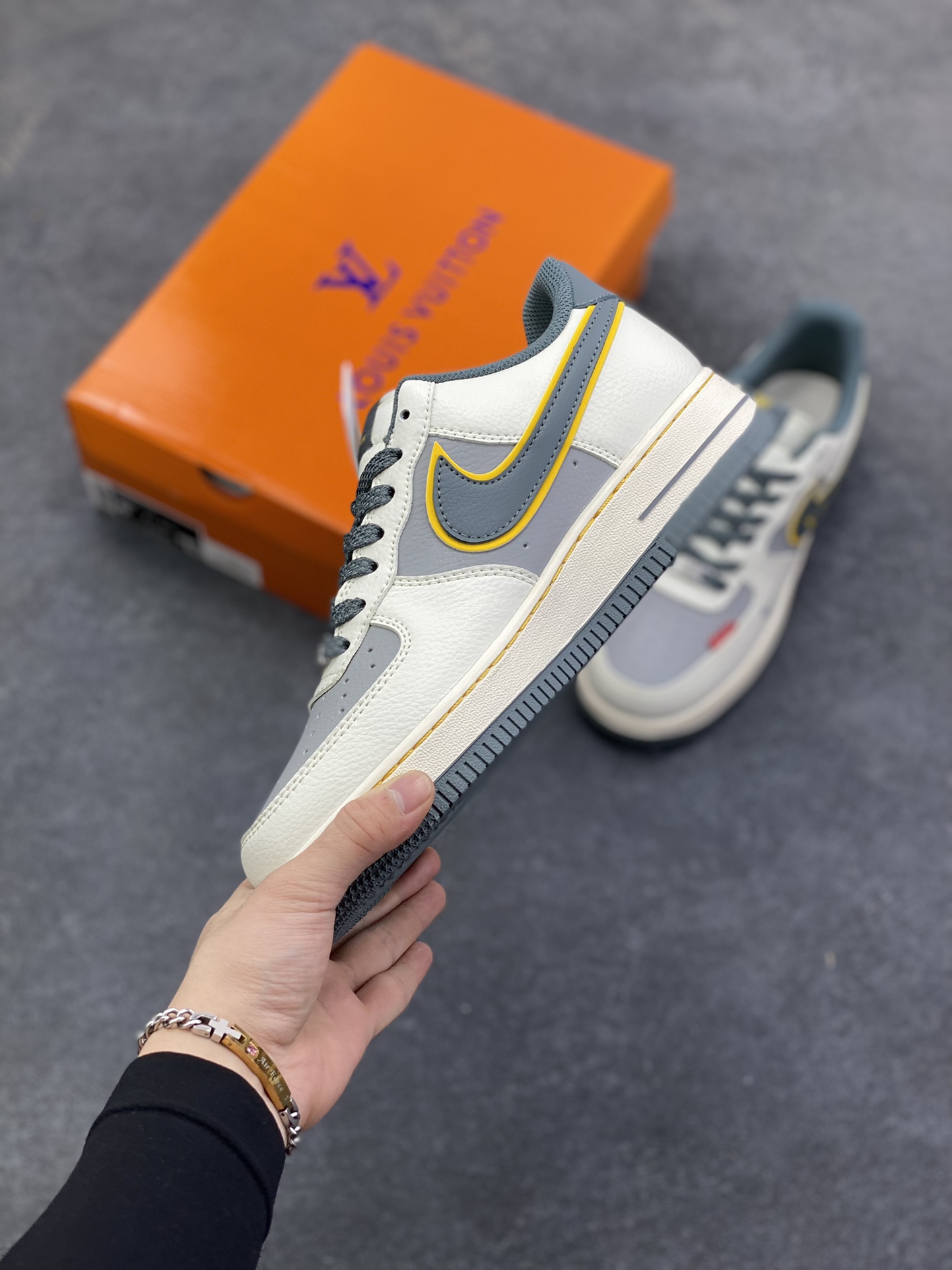 图片[3]-NIke Air Force 1 \’07 Low “LV，supreme联名——白灰色”空军一号 低帮 运动鞋 休闲鞋 折边针车 工艺难度大 原楦头原纸板 原装鞋盒 定制五金配件 内置全掌气垫 原厂鞋底 货号：ZY1618-007 尺码：36 36.5 37.5 38 38.5 39 40 40.5 41 42 42.5 43 44 44.5 45-选品中心