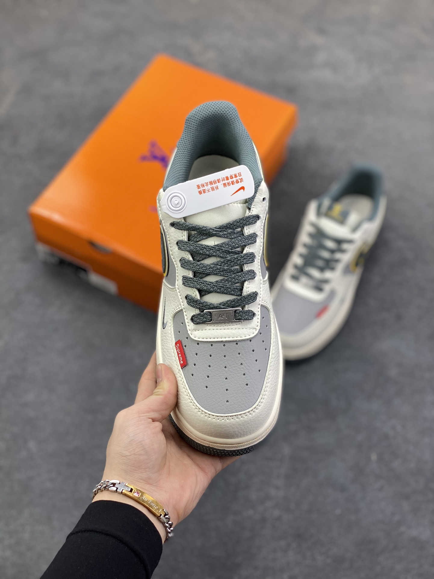 图片[2]-NIke Air Force 1 \’07 Low “LV，supreme联名——白灰色”空军一号 低帮 运动鞋 休闲鞋 折边针车 工艺难度大 原楦头原纸板 原装鞋盒 定制五金配件 内置全掌气垫 原厂鞋底 货号：ZY1618-007 尺码：36 36.5 37.5 38 38.5 39 40 40.5 41 42 42.5 43 44 44.5 45-选品中心