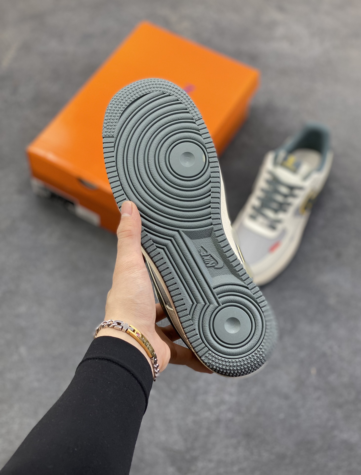 图片[5]-NIke Air Force 1 \’07 Low “LV，supreme联名——白灰色”空军一号 低帮 运动鞋 休闲鞋 折边针车 工艺难度大 原楦头原纸板 原装鞋盒 定制五金配件 内置全掌气垫 原厂鞋底 货号：ZY1618-007 尺码：36 36.5 37.5 38 38.5 39 40 40.5 41 42 42.5 43 44 44.5 45-选品中心