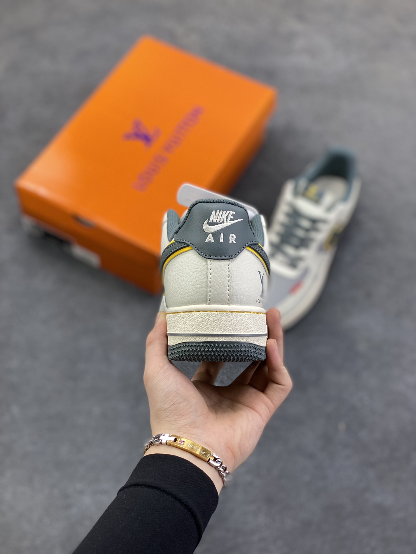 图片[4]-NIke Air Force 1 \’07 Low “LV，supreme联名——白灰色”空军一号 低帮 运动鞋 休闲鞋 折边针车 工艺难度大 原楦头原纸板 原装鞋盒 定制五金配件 内置全掌气垫 原厂鞋底 货号：ZY1618-007 尺码：36 36.5 37.5 38 38.5 39 40 40.5 41 42 42.5 43 44 44.5 45-选品中心