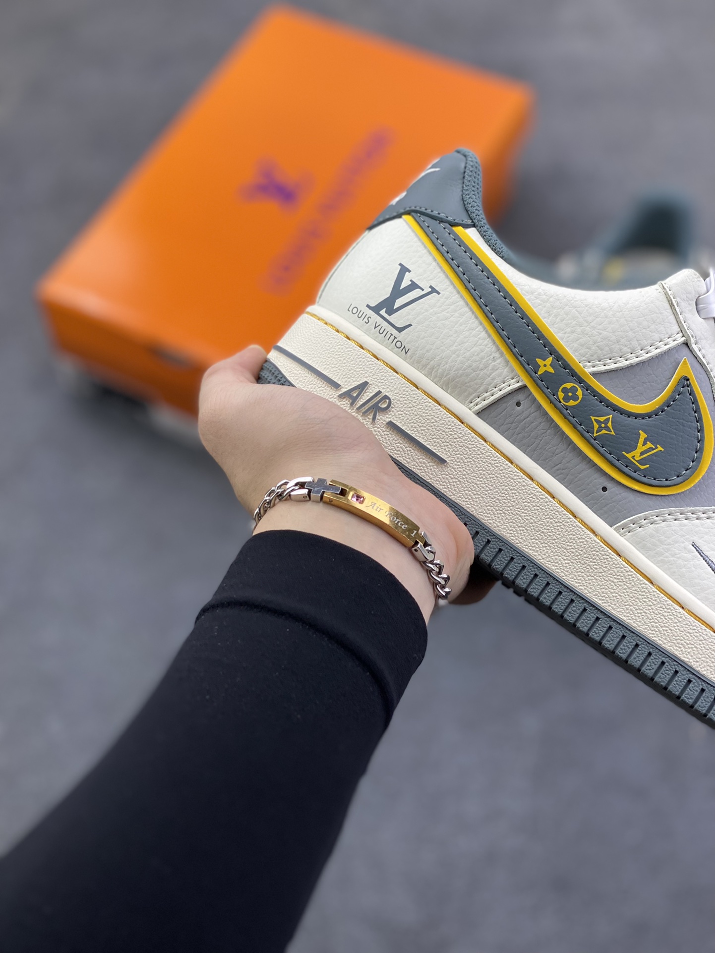 图片[6]-NIke Air Force 1 \’07 Low “LV，supreme联名——白灰色”空军一号 低帮 运动鞋 休闲鞋 折边针车 工艺难度大 原楦头原纸板 原装鞋盒 定制五金配件 内置全掌气垫 原厂鞋底 货号：ZY1618-007 尺码：36 36.5 37.5 38 38.5 39 40 40.5 41 42 42.5 43 44 44.5 45-选品中心