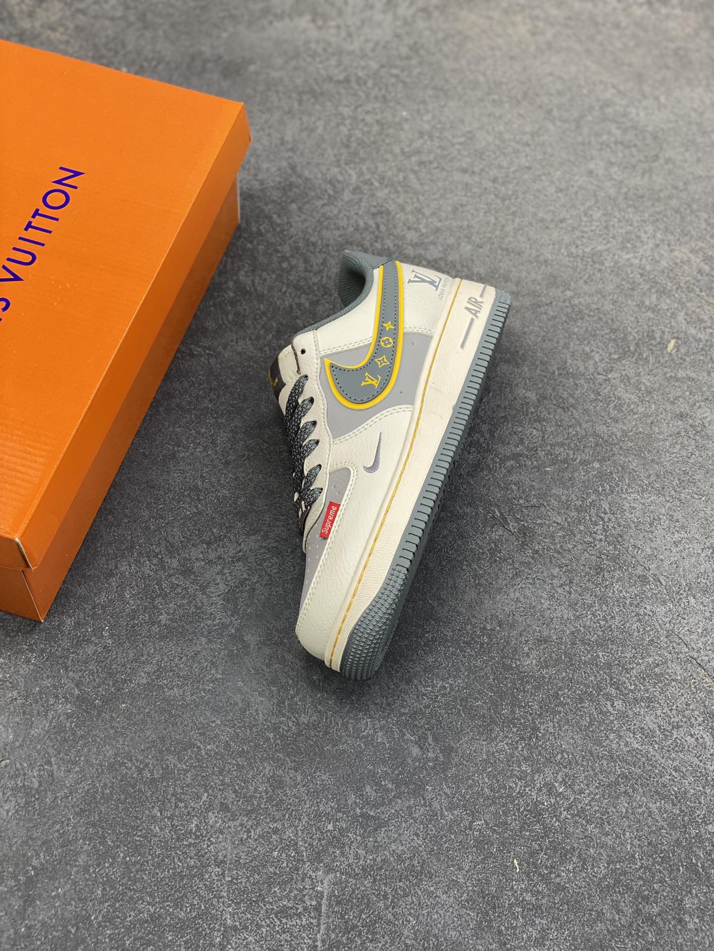 图片[7]-NIke Air Force 1 \’07 Low “LV，supreme联名——白灰色”空军一号 低帮 运动鞋 休闲鞋 折边针车 工艺难度大 原楦头原纸板 原装鞋盒 定制五金配件 内置全掌气垫 原厂鞋底 货号：ZY1618-007 尺码：36 36.5 37.5 38 38.5 39 40 40.5 41 42 42.5 43 44 44.5 45-选品中心