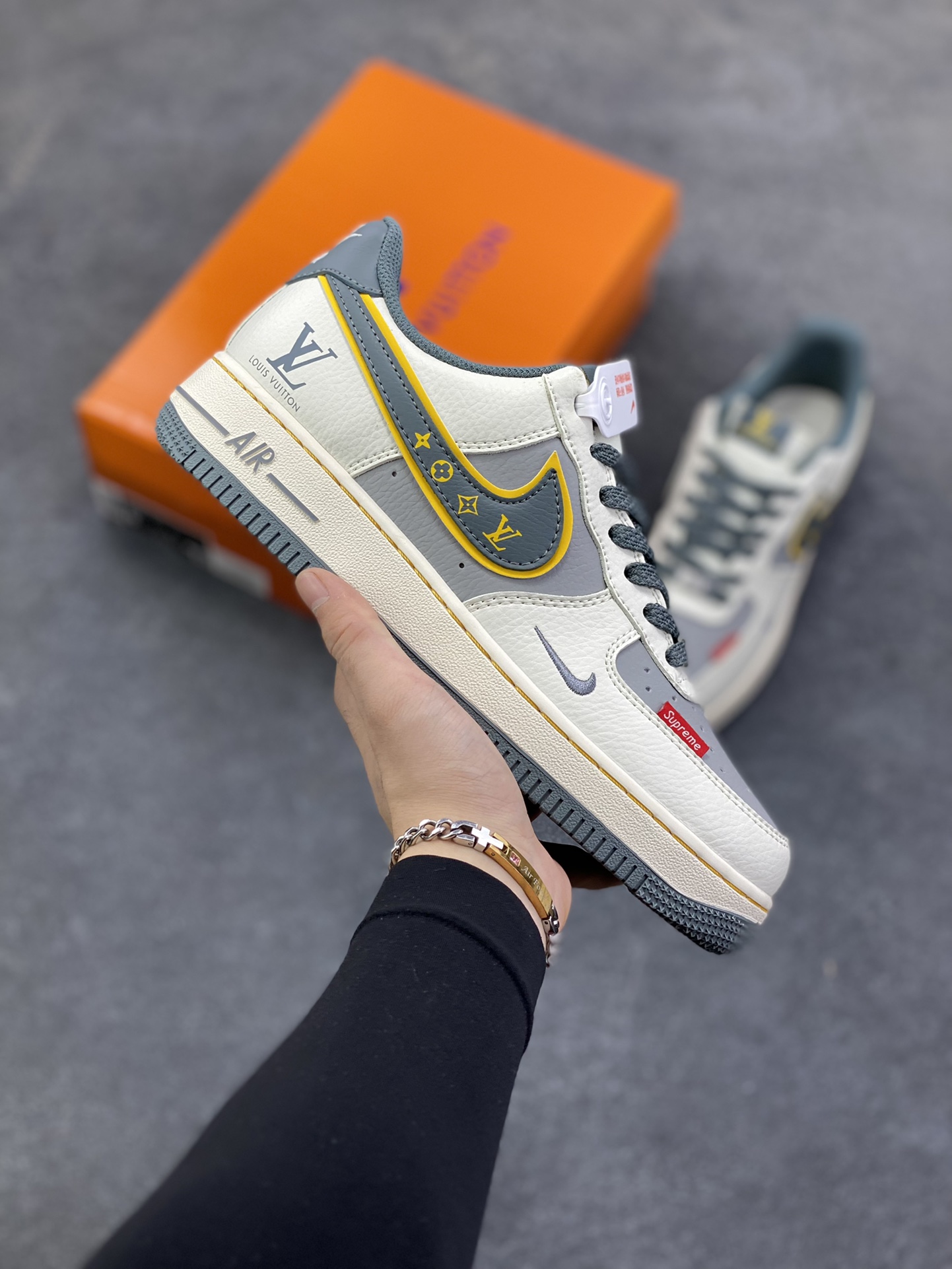 NIke Air Force 1 \'07 Low “LV，supreme联名——白灰色”空军一号 低帮 运动鞋 休闲鞋 折边针车 工艺难度大 原楦头原纸板 原装鞋盒 定制五金配件 内置全掌气垫 原厂鞋底 货号：ZY1618-007 尺码：36 36.5 37.5 38 38.5 39 40 40.5 41 42 42.5 43 44 44.5 45-选品中心