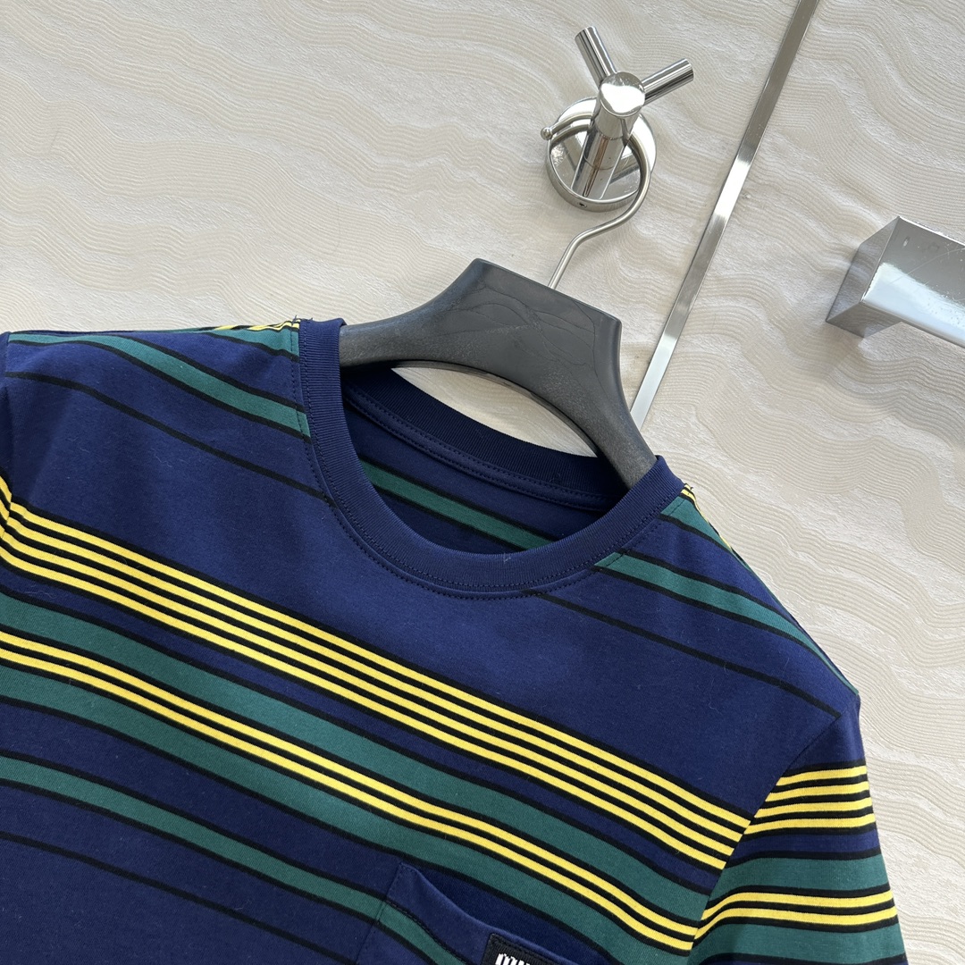 爆单推荐✅原单品质🍓miu系少女穿搭，限定新品！知识分子时髦风蓝绿黄条纹撞色短袖T恤。休闲减龄又时髦！字