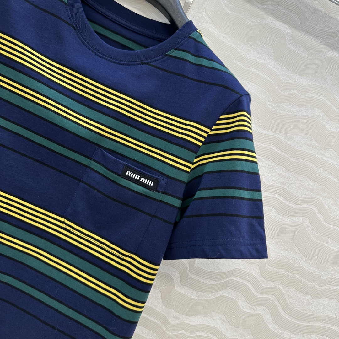 爆单推荐✅原单品质🍓miu系少女穿搭，限定新品！知识分子时髦风蓝绿黄条纹撞色短袖T恤。休闲减龄又时髦！字