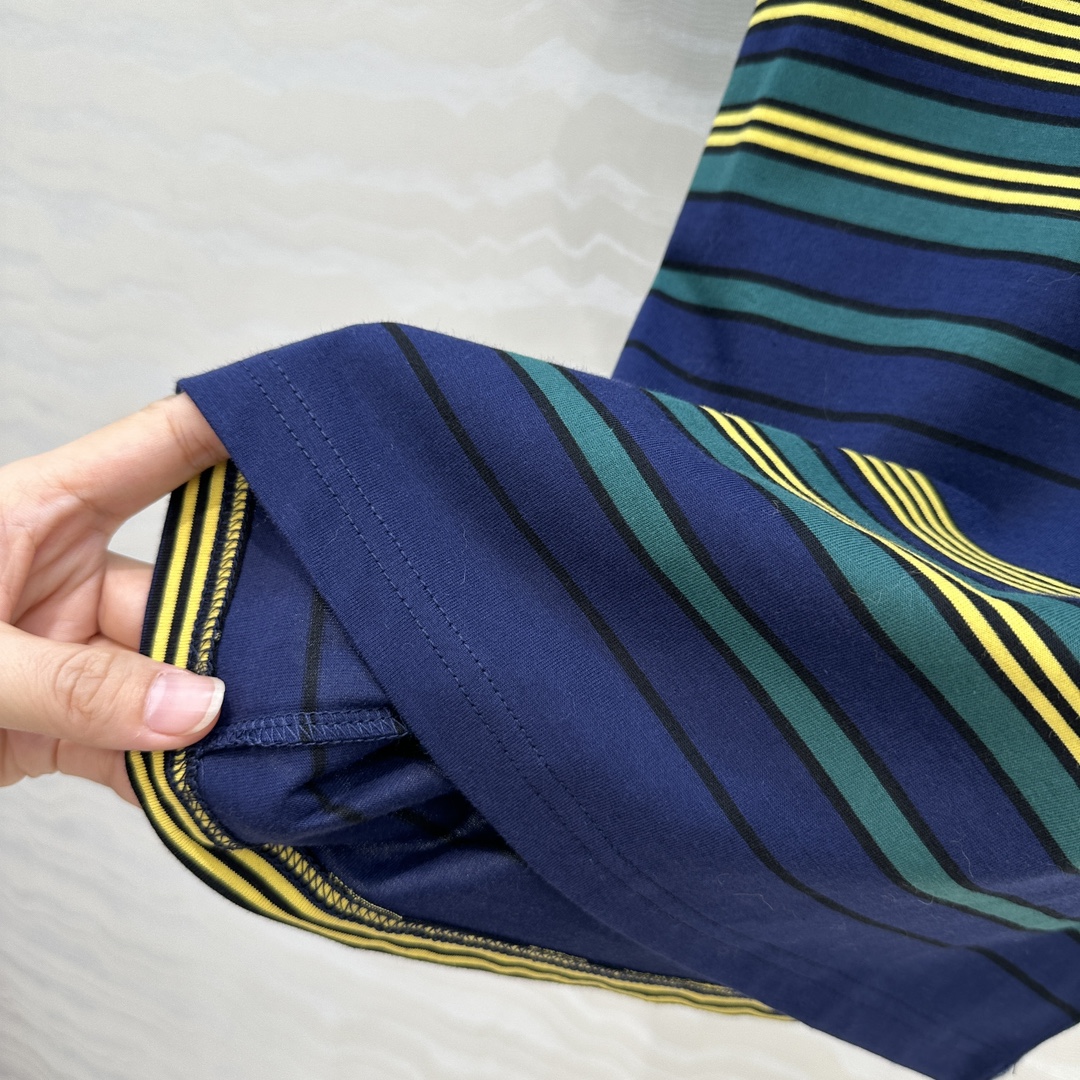 爆单推荐✅原单品质🍓miu系少女穿搭，限定新品！知识分子时髦风蓝绿黄条纹撞色短袖T恤。休闲减龄又时髦！字