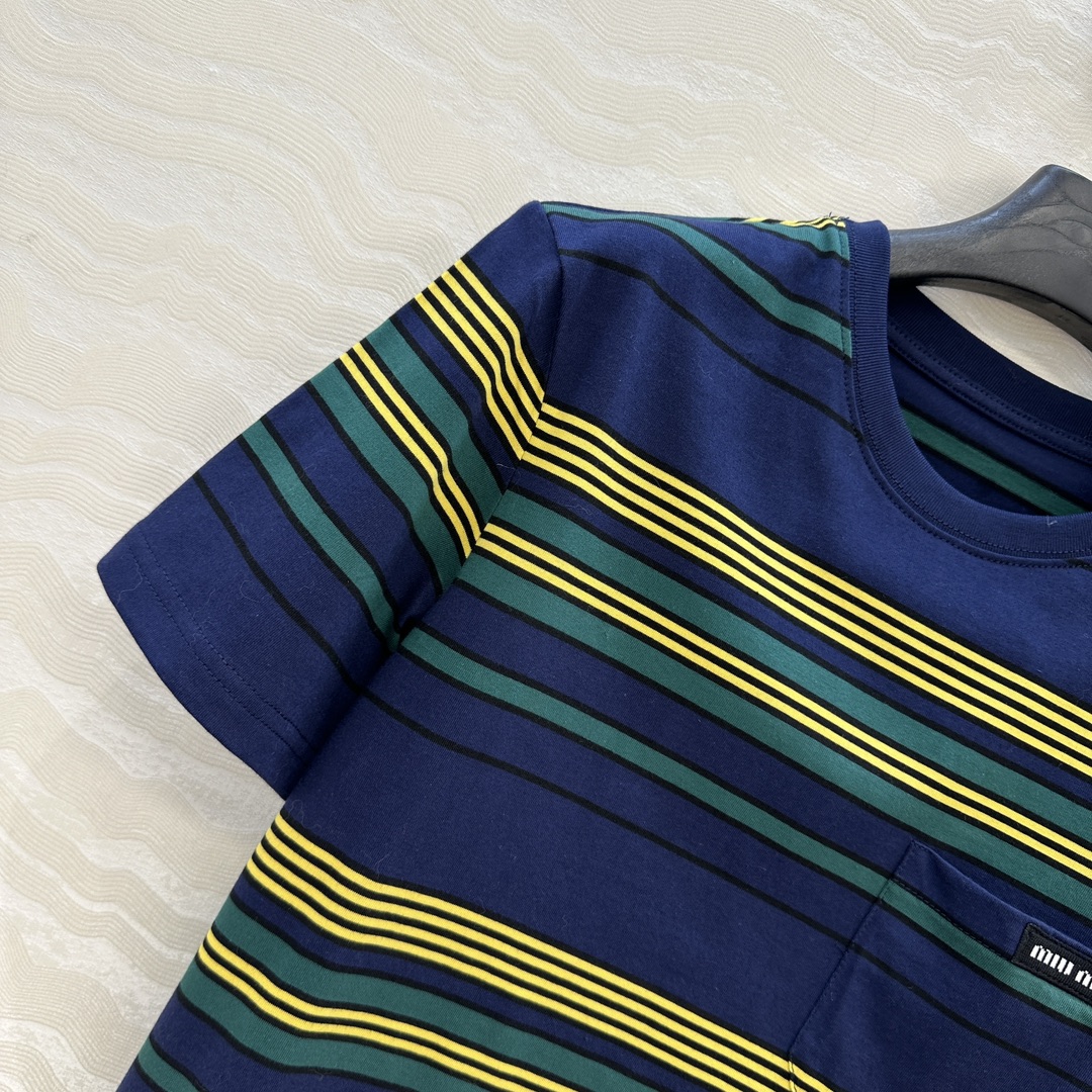 爆单推荐✅原单品质🍓miu系少女穿搭，限定新品！知识分子时髦风蓝绿黄条纹撞色短袖T恤。休闲减龄又时髦！字