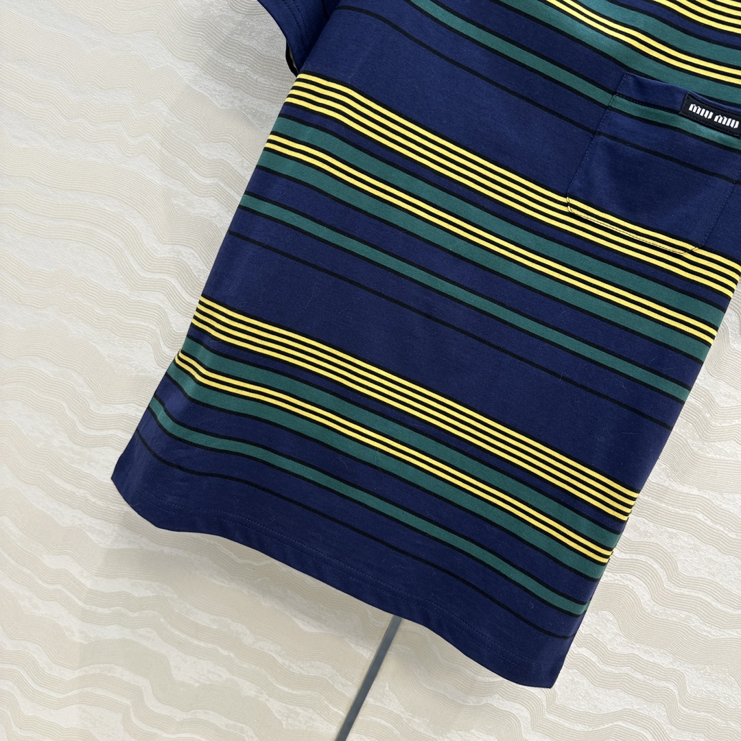 爆单推荐✅原单品质🍓miu系少女穿搭，限定新品！知识分子时髦风蓝绿黄条纹撞色短袖T恤。休闲减龄又时髦！字