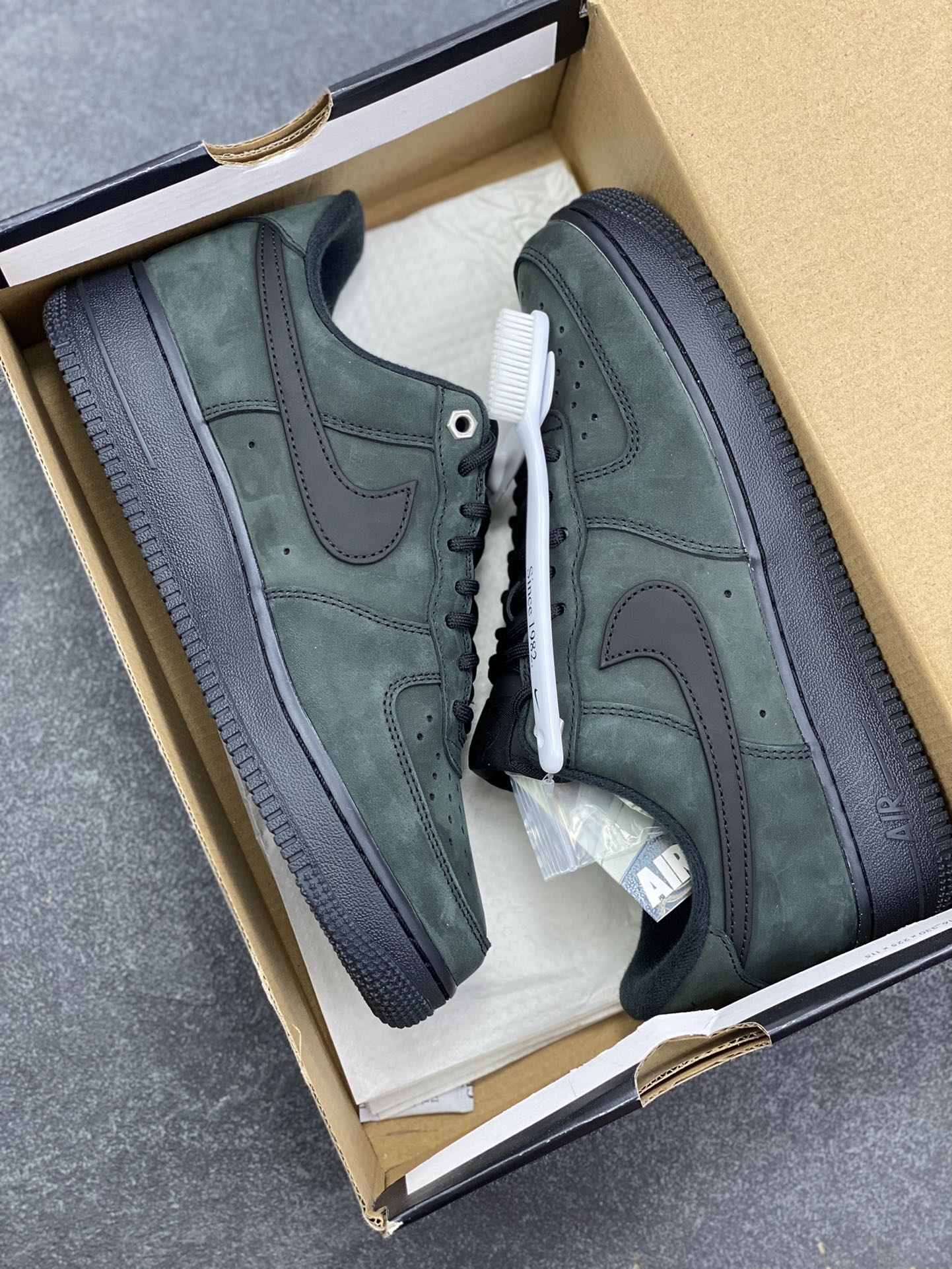 图片[9]-HY版本💯 Nike Air Force 1 Low 墨绿黑 空军一号低帮运动休闲板鞋 原楦头原纸板 打造纯正空军版型 专注外贸渠道 全掌内置蜂窝气垫 原盒配件 原厂中底钢印、拉帮完美 货号：CJ9179-001 尺码：36 36.5 37.5 38 38.5 39 40 40.5 41 42 42.5 43 44 44.5 45 46-选品中心