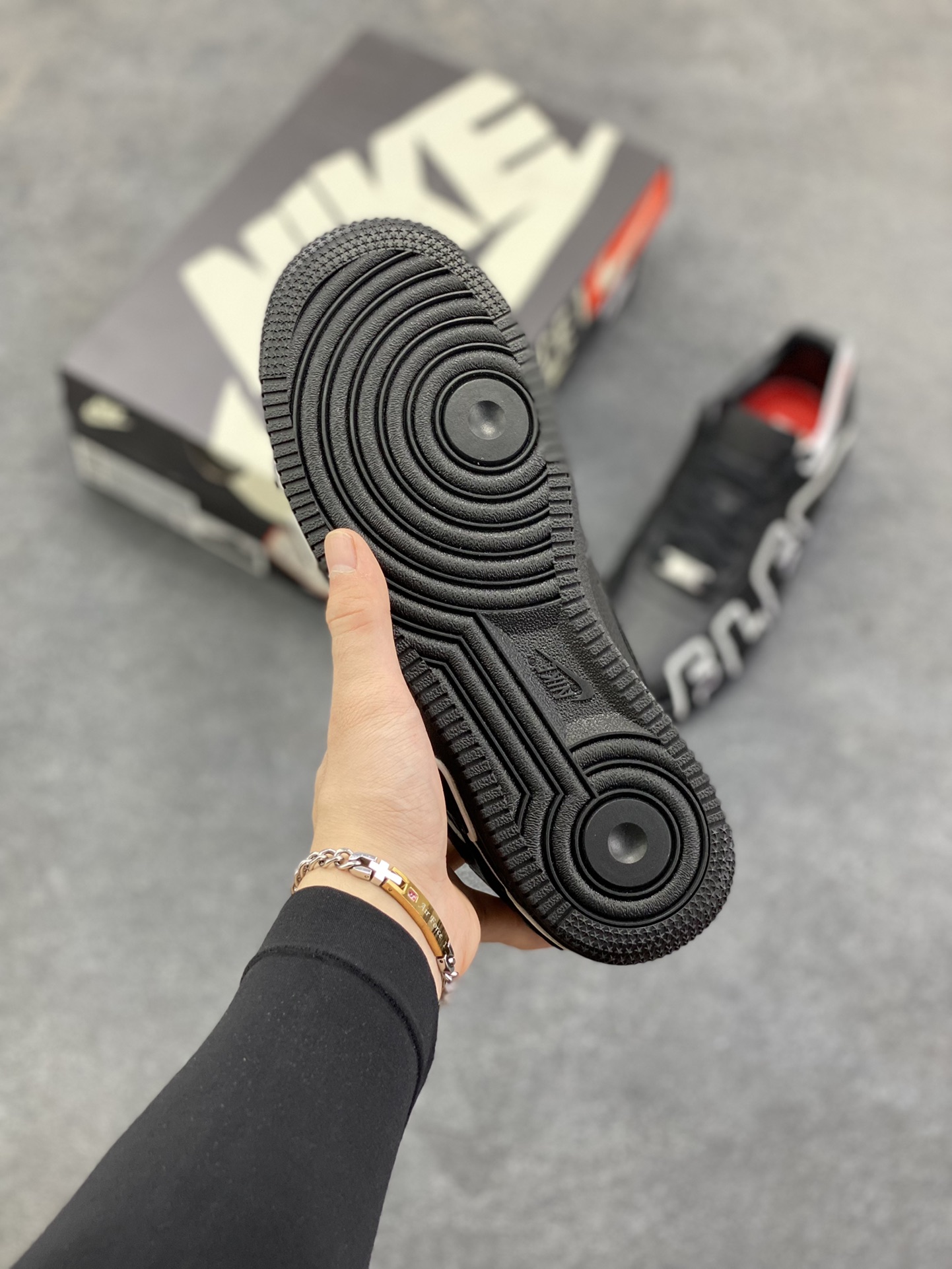 图片[5]-HY版本💯 Nike Air Force 1 Low CPFM联名黑 空军一号低帮运动休闲板鞋 原楦头原纸板 打造纯正空军版型 专注外贸渠道 全掌内置蜂窝气垫 原盒配件 原厂中底钢印、拉帮完美 货号：HJ8463-001 尺码：36 36.5 37.5 38 38.5 39 40 40.5 41 42 42.5 43 44 44.5 45 46-选品中心