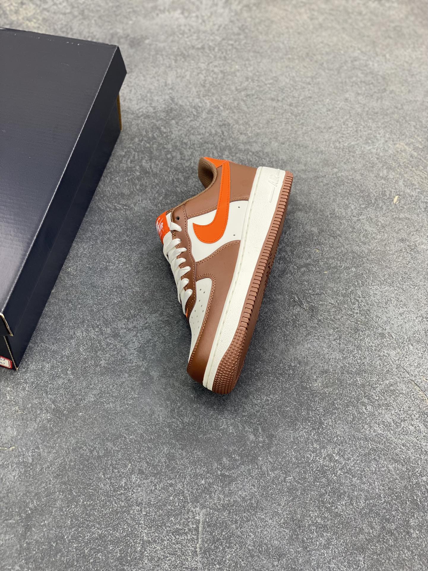 图片[7]-Nike Air Force 1 Low 白棕 空军一号低帮运动休闲板鞋 原楦头原纸板 打造纯正空军版型 专注外贸渠道 全掌内置蜂窝气垫 原盒配件 原厂中底钢印、拉帮完美 货号：ID7545-221 尺码：35.5 36 36.5 37.5 38 38.5 39 40 40.5 41 42 42.5 43 44 44.5 45-选品中心