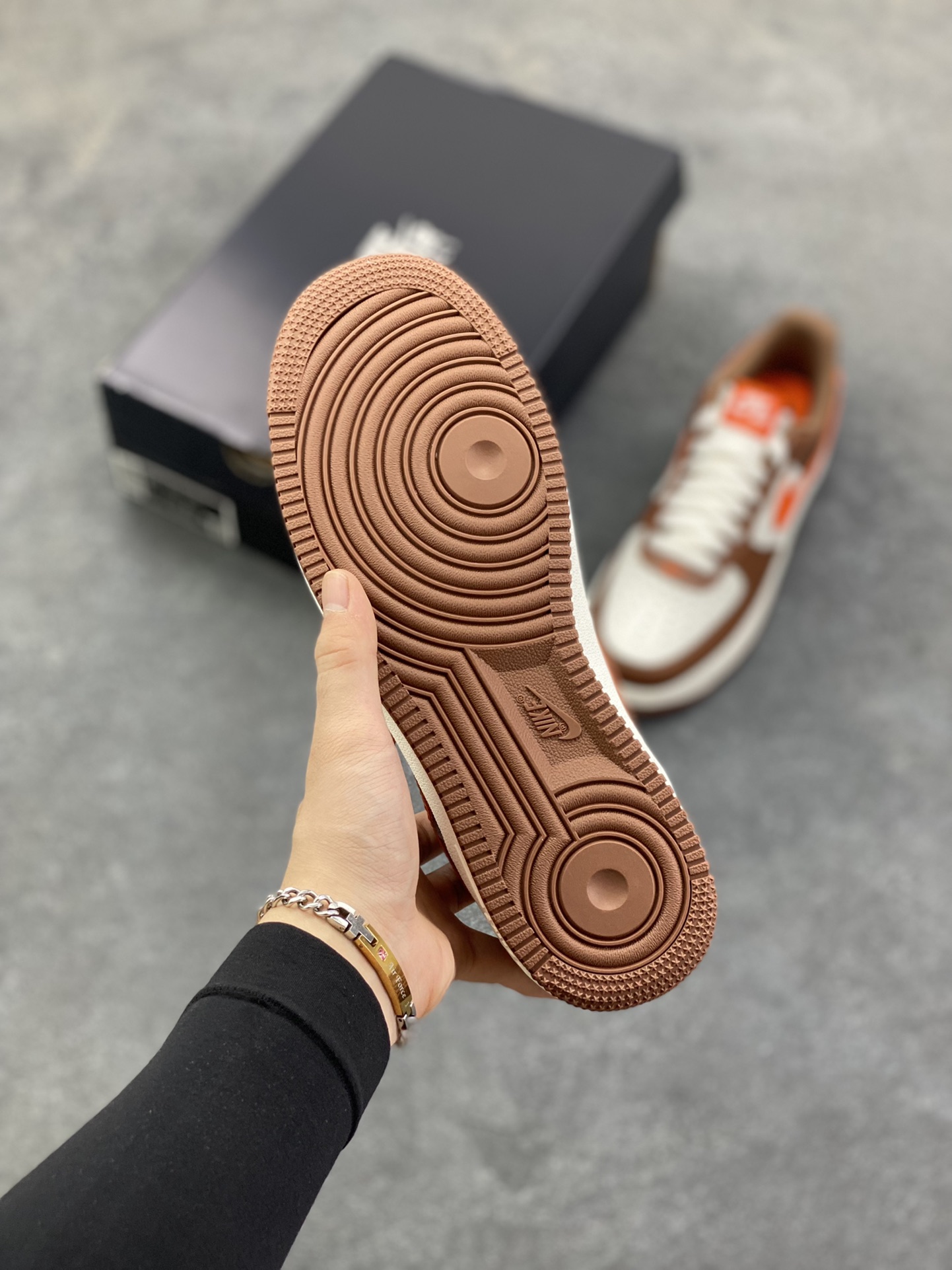 图片[5]-Nike Air Force 1 Low 白棕 空军一号低帮运动休闲板鞋 原楦头原纸板 打造纯正空军版型 专注外贸渠道 全掌内置蜂窝气垫 原盒配件 原厂中底钢印、拉帮完美 货号：ID7545-221 尺码：35.5 36 36.5 37.5 38 38.5 39 40 40.5 41 42 42.5 43 44 44.5 45-选品中心