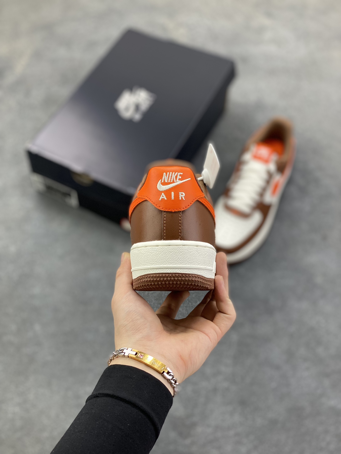 图片[4]-Nike Air Force 1 Low 白棕 空军一号低帮运动休闲板鞋 原楦头原纸板 打造纯正空军版型 专注外贸渠道 全掌内置蜂窝气垫 原盒配件 原厂中底钢印、拉帮完美 货号：ID7545-221 尺码：35.5 36 36.5 37.5 38 38.5 39 40 40.5 41 42 42.5 43 44 44.5 45-选品中心