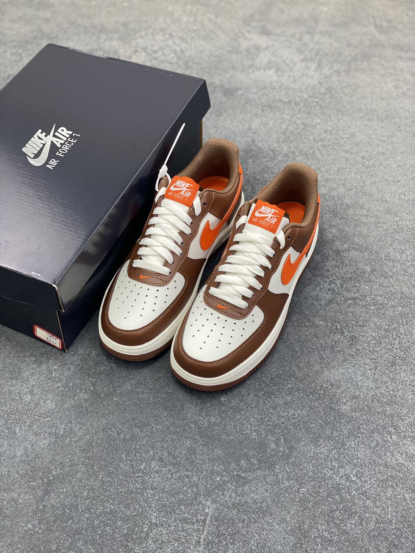 图片[8]-Nike Air Force 1 Low 白棕 空军一号低帮运动休闲板鞋 原楦头原纸板 打造纯正空军版型 专注外贸渠道 全掌内置蜂窝气垫 原盒配件 原厂中底钢印、拉帮完美 货号：ID7545-221 尺码：35.5 36 36.5 37.5 38 38.5 39 40 40.5 41 42 42.5 43 44 44.5 45-选品中心
