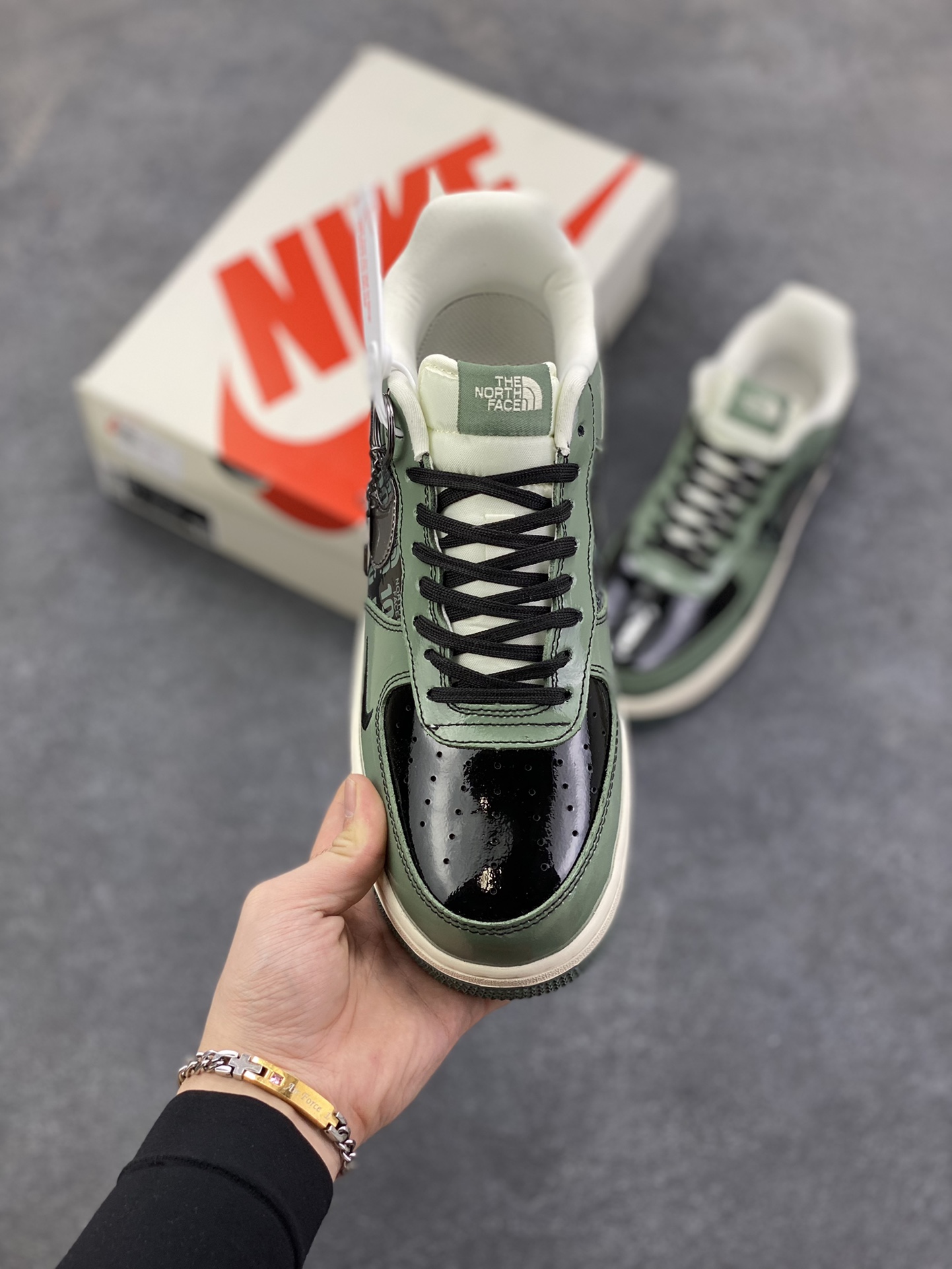 图片[2]-高端定制Nike Air Force 1 \’07 Low “北面联名—军绿色”它以复古军绿漆皮打造鞋身，质感高级且极具辨识度；视觉冲击拉满，行走间自带吸睛 Buff；中底延续 Air Force 1 经典的PU 缓震结构，采用模具一体成型工艺，密度经过精准调校，兼顾缓震性与支撑性。大底则是橡胶材质与绿色包边的组合，高端定制 低帮休闲板鞋 定制鞋盒 大厂纯原品质出货 超高清洁度 皮料切割干净无任何毛边 细节完美 货号：DF0188-100 尺码：36 36.5 37.5 38 38.5 39 40 40.5 41 42 42.5 43 44 44.5 45-选品中心