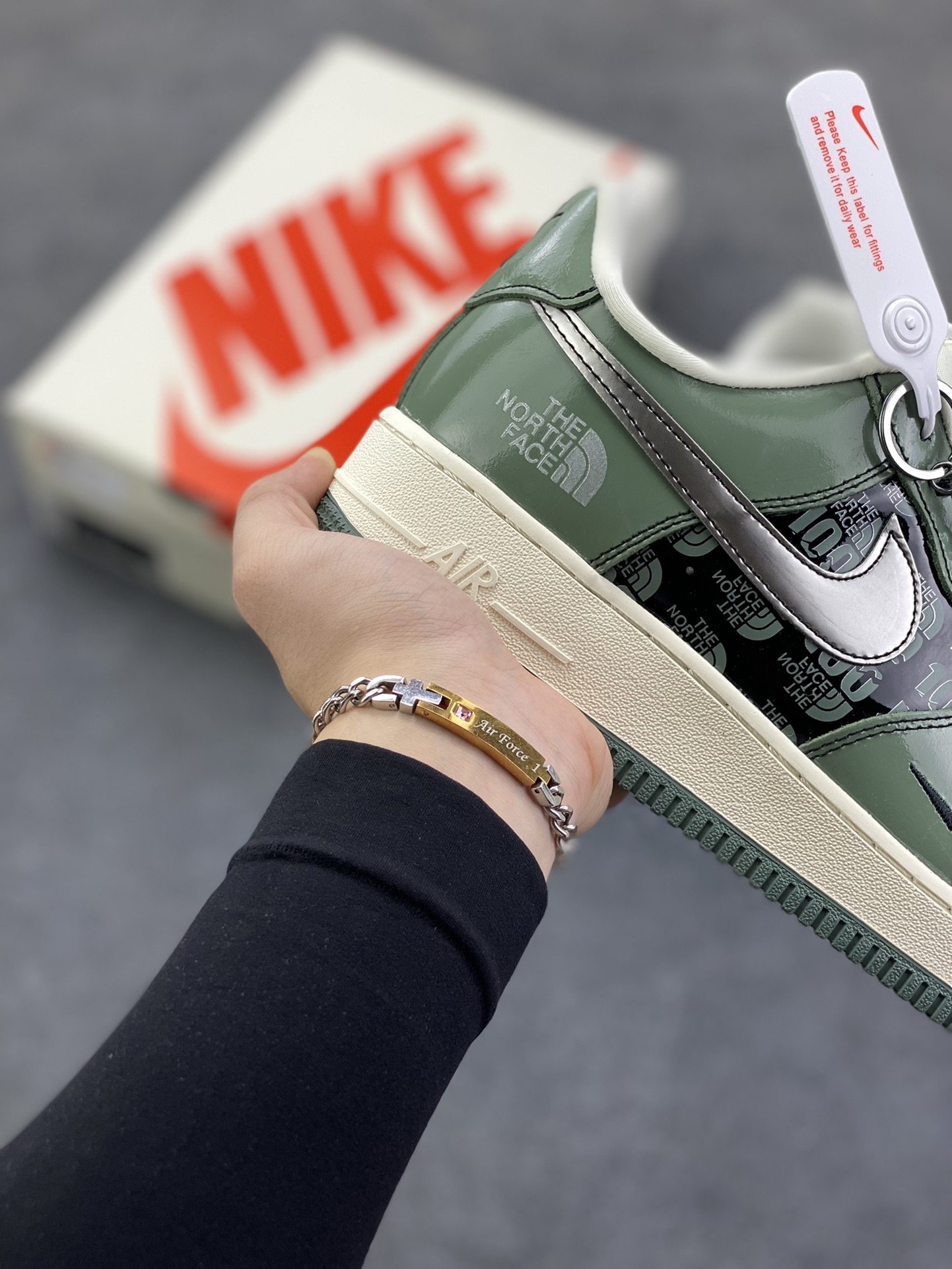 图片[6]-高端定制Nike Air Force 1 \’07 Low “北面联名—军绿色”它以复古军绿漆皮打造鞋身，质感高级且极具辨识度；视觉冲击拉满，行走间自带吸睛 Buff；中底延续 Air Force 1 经典的PU 缓震结构，采用模具一体成型工艺，密度经过精准调校，兼顾缓震性与支撑性。大底则是橡胶材质与绿色包边的组合，高端定制 低帮休闲板鞋 定制鞋盒 大厂纯原品质出货 超高清洁度 皮料切割干净无任何毛边 细节完美 货号：DF0188-100 尺码：36 36.5 37.5 38 38.5 39 40 40.5 41 42 42.5 43 44 44.5 45-选品中心