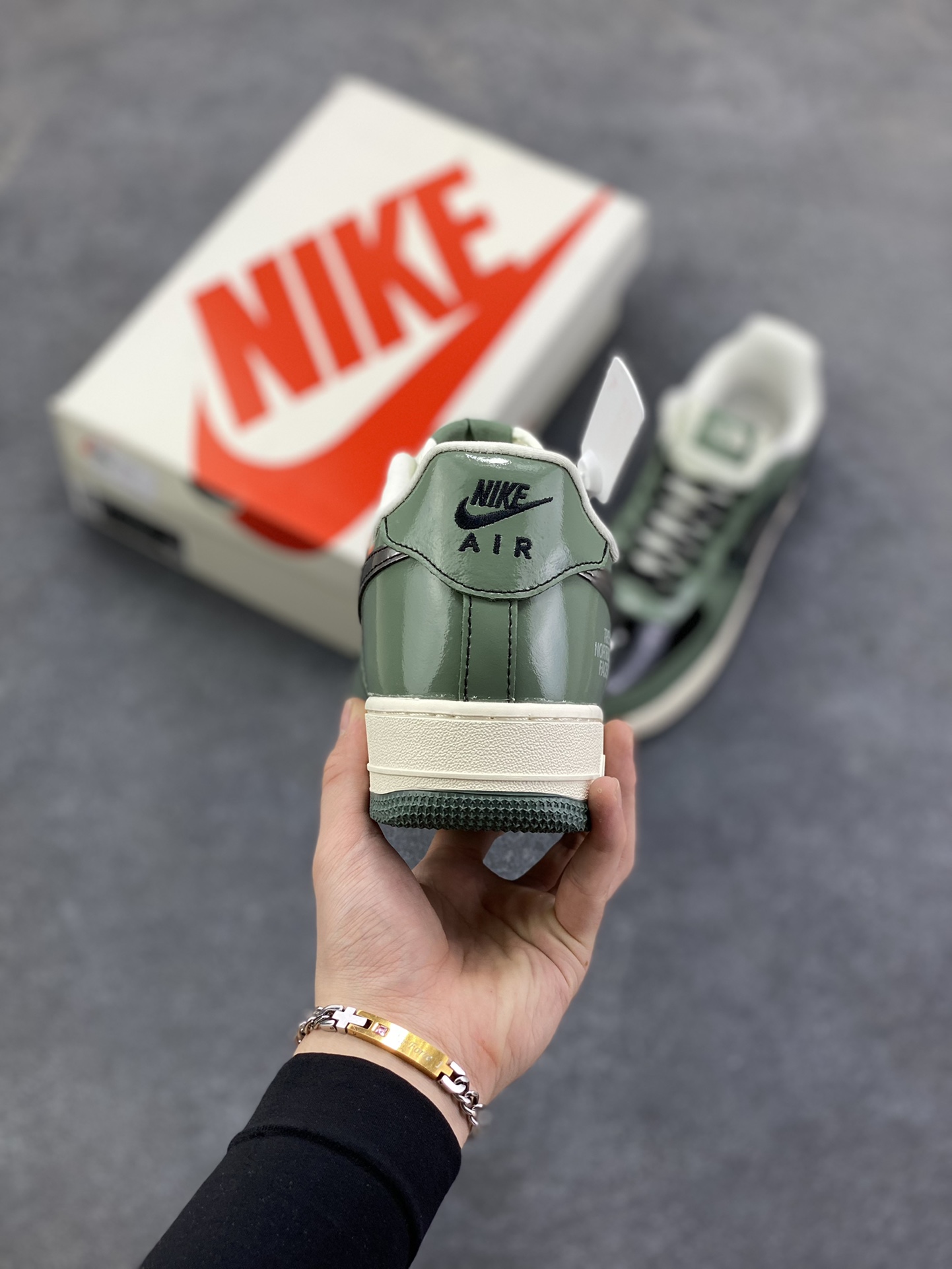 图片[4]-高端定制Nike Air Force 1 \’07 Low “北面联名—军绿色”它以复古军绿漆皮打造鞋身，质感高级且极具辨识度；视觉冲击拉满，行走间自带吸睛 Buff；中底延续 Air Force 1 经典的PU 缓震结构，采用模具一体成型工艺，密度经过精准调校，兼顾缓震性与支撑性。大底则是橡胶材质与绿色包边的组合，高端定制 低帮休闲板鞋 定制鞋盒 大厂纯原品质出货 超高清洁度 皮料切割干净无任何毛边 细节完美 货号：DF0188-100 尺码：36 36.5 37.5 38 38.5 39 40 40.5 41 42 42.5 43 44 44.5 45-选品中心