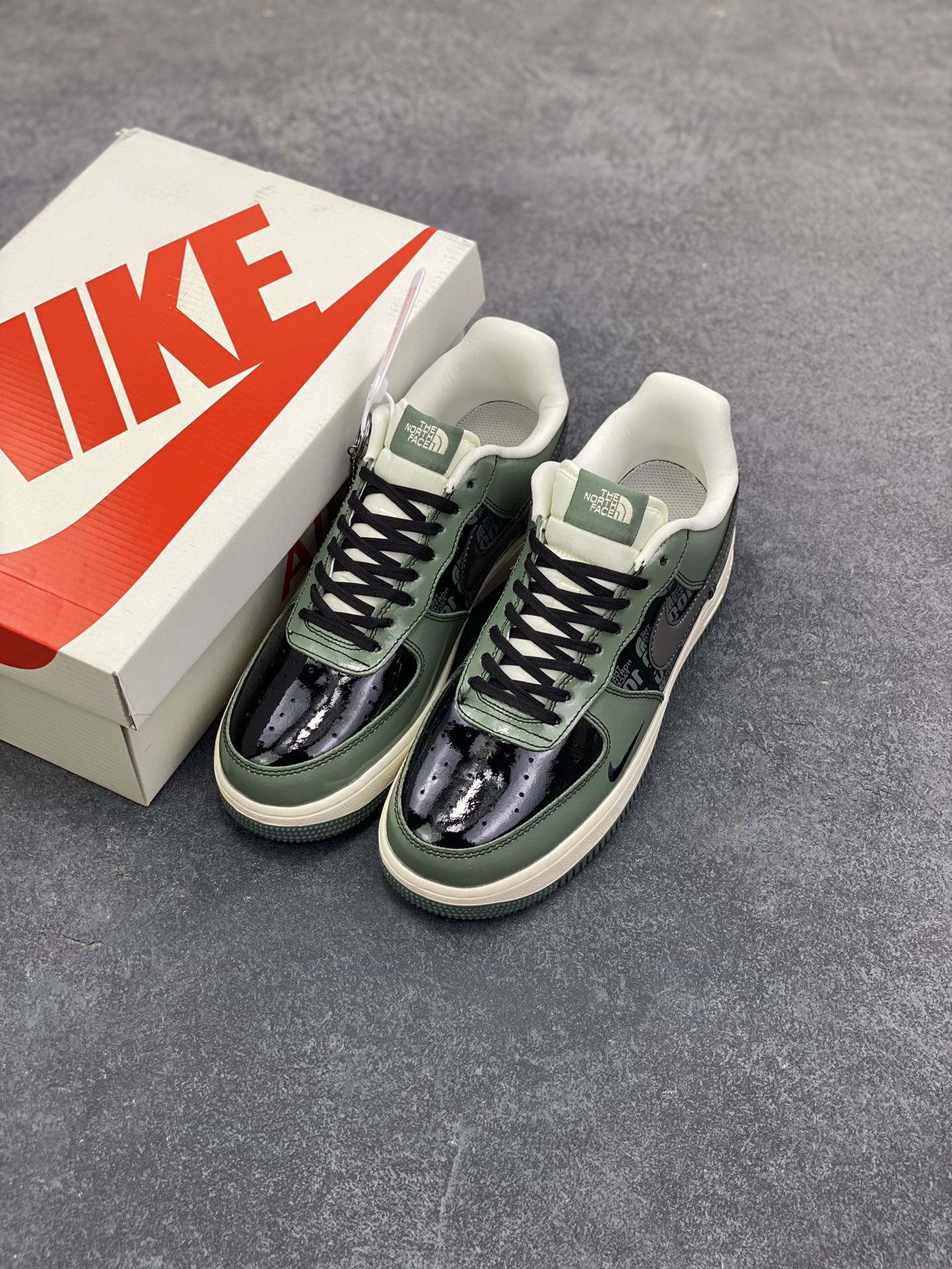 图片[8]-高端定制Nike Air Force 1 \’07 Low “北面联名—军绿色”它以复古军绿漆皮打造鞋身，质感高级且极具辨识度；视觉冲击拉满，行走间自带吸睛 Buff；中底延续 Air Force 1 经典的PU 缓震结构，采用模具一体成型工艺，密度经过精准调校，兼顾缓震性与支撑性。大底则是橡胶材质与绿色包边的组合，高端定制 低帮休闲板鞋 定制鞋盒 大厂纯原品质出货 超高清洁度 皮料切割干净无任何毛边 细节完美 货号：DF0188-100 尺码：36 36.5 37.5 38 38.5 39 40 40.5 41 42 42.5 43 44 44.5 45-选品中心