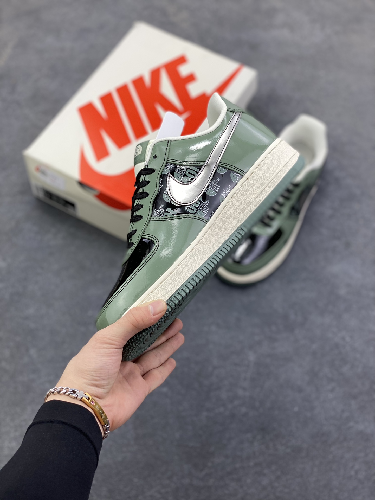 图片[3]-高端定制Nike Air Force 1 \’07 Low “北面联名—军绿色”它以复古军绿漆皮打造鞋身，质感高级且极具辨识度；视觉冲击拉满，行走间自带吸睛 Buff；中底延续 Air Force 1 经典的PU 缓震结构，采用模具一体成型工艺，密度经过精准调校，兼顾缓震性与支撑性。大底则是橡胶材质与绿色包边的组合，高端定制 低帮休闲板鞋 定制鞋盒 大厂纯原品质出货 超高清洁度 皮料切割干净无任何毛边 细节完美 货号：DF0188-100 尺码：36 36.5 37.5 38 38.5 39 40 40.5 41 42 42.5 43 44 44.5 45-选品中心