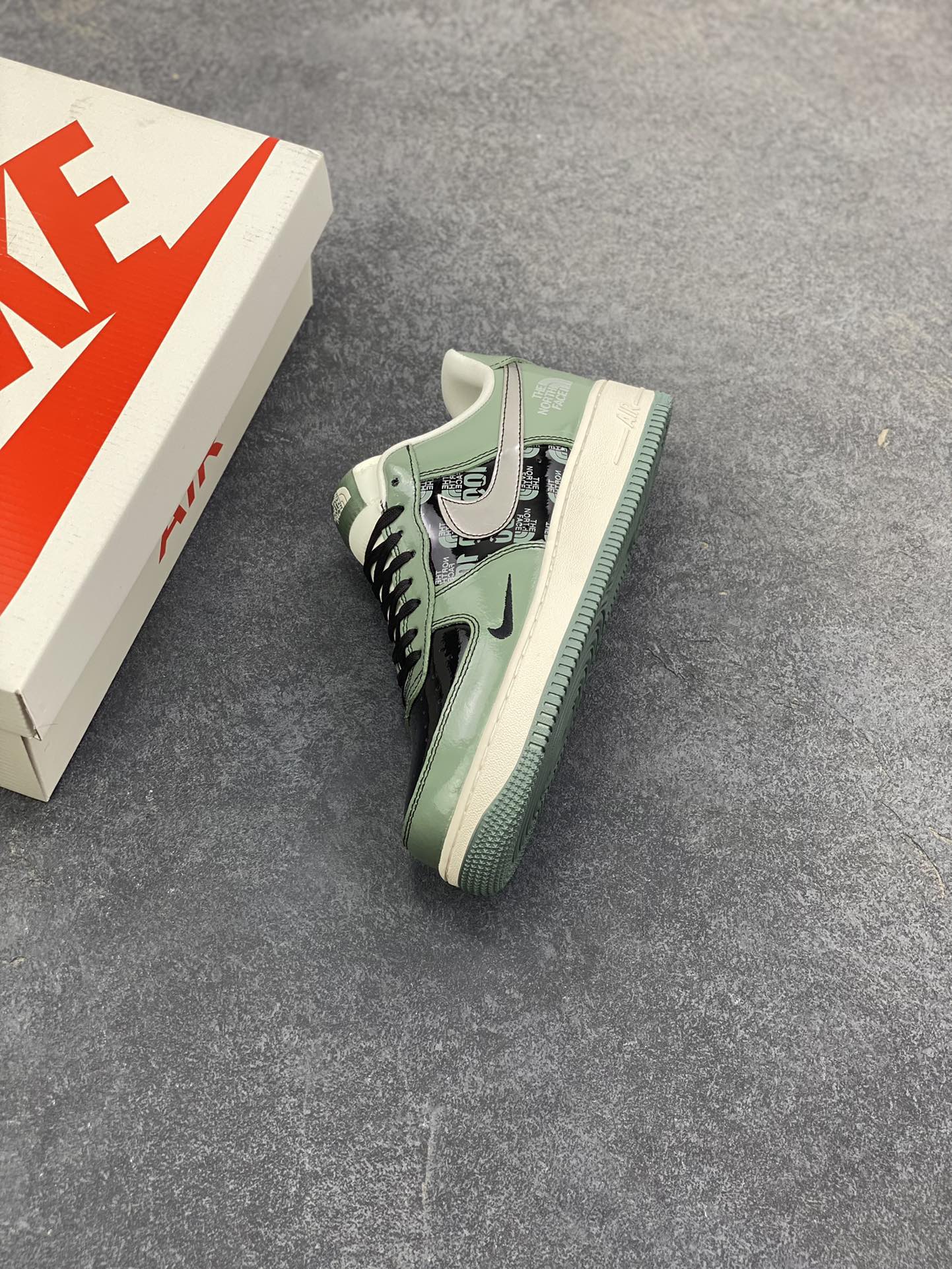 图片[7]-高端定制Nike Air Force 1 \’07 Low “北面联名—军绿色”它以复古军绿漆皮打造鞋身，质感高级且极具辨识度；视觉冲击拉满，行走间自带吸睛 Buff；中底延续 Air Force 1 经典的PU 缓震结构，采用模具一体成型工艺，密度经过精准调校，兼顾缓震性与支撑性。大底则是橡胶材质与绿色包边的组合，高端定制 低帮休闲板鞋 定制鞋盒 大厂纯原品质出货 超高清洁度 皮料切割干净无任何毛边 细节完美 货号：DF0188-100 尺码：36 36.5 37.5 38 38.5 39 40 40.5 41 42 42.5 43 44 44.5 45-选品中心