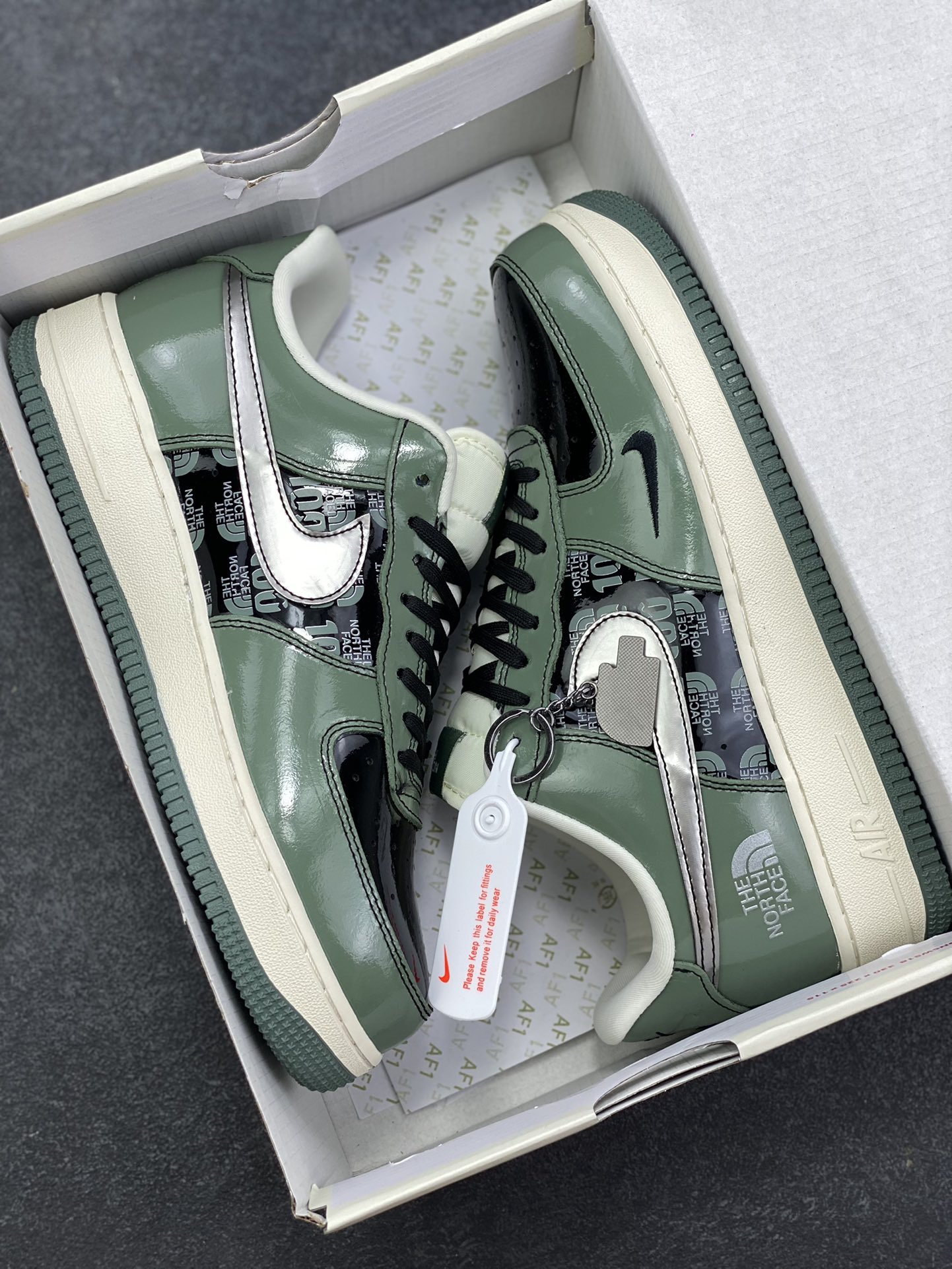 图片[9]-高端定制Nike Air Force 1 \’07 Low “北面联名—军绿色”它以复古军绿漆皮打造鞋身，质感高级且极具辨识度；视觉冲击拉满，行走间自带吸睛 Buff；中底延续 Air Force 1 经典的PU 缓震结构，采用模具一体成型工艺，密度经过精准调校，兼顾缓震性与支撑性。大底则是橡胶材质与绿色包边的组合，高端定制 低帮休闲板鞋 定制鞋盒 大厂纯原品质出货 超高清洁度 皮料切割干净无任何毛边 细节完美 货号：DF0188-100 尺码：36 36.5 37.5 38 38.5 39 40 40.5 41 42 42.5 43 44 44.5 45-选品中心