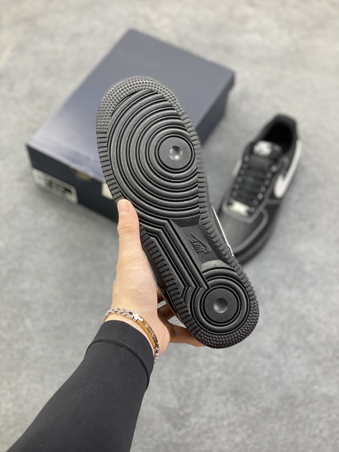 图片[5]-Nike Air Force 1 Low 黑灰 原楦头原纸板 打造纯正空军版型 专注外贸渠道 全掌内置蜂窝气垫 原盒配件 原厂中底钢印、拉帮完美 货号：HQ2037-006 尺码：36 36.5 37.5 38 38.5 39 40 40.5 41 42 42.5 43 44 44.5 45-选品中心