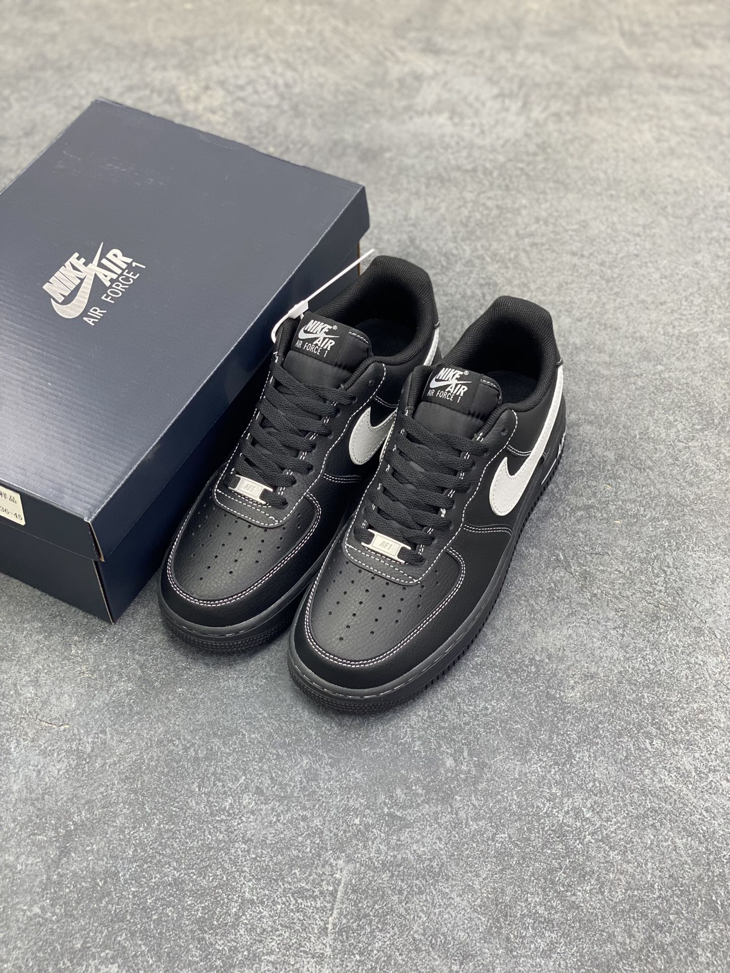 图片[8]-Nike Air Force 1 Low 黑灰 原楦头原纸板 打造纯正空军版型 专注外贸渠道 全掌内置蜂窝气垫 原盒配件 原厂中底钢印、拉帮完美 货号：HQ2037-006 尺码：36 36.5 37.5 38 38.5 39 40 40.5 41 42 42.5 43 44 44.5 45-选品中心