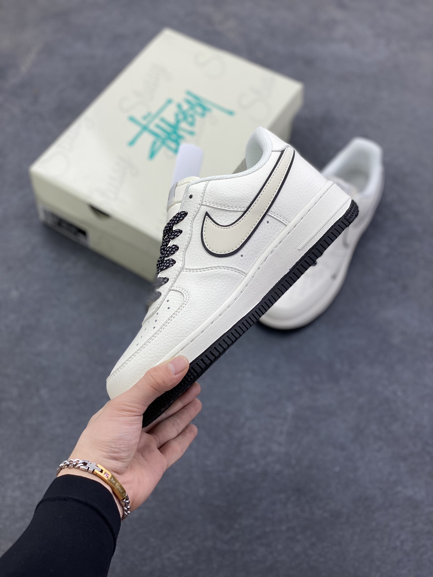 图片[3]-NIke Air Force 1 \’07 Low “斯图西联名——米黑底”空军一号 低帮 运动鞋 休闲鞋 折边针车 工艺难度大 原楦头原纸板 原装鞋盒 定制五金配件 内置全掌气垫 原厂鞋底 货号：CS5288-046 尺码：36 36.5 37.5 38 38.5 39 40 40.5 41 42 42.5 43 44 44.5 45-选品中心