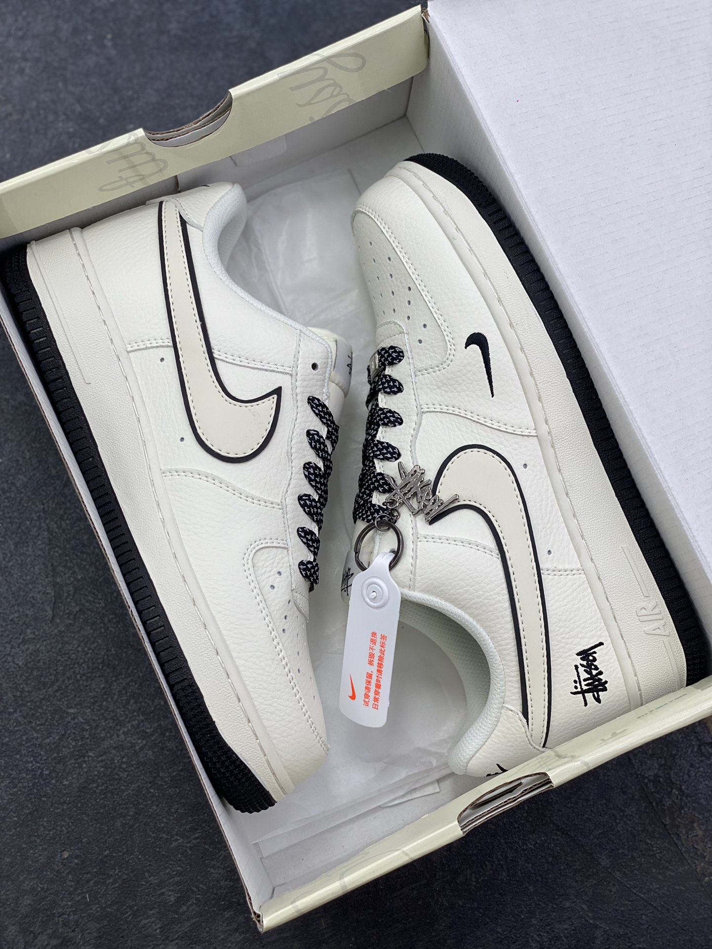 图片[9]-NIke Air Force 1 \’07 Low “斯图西联名——米黑底”空军一号 低帮 运动鞋 休闲鞋 折边针车 工艺难度大 原楦头原纸板 原装鞋盒 定制五金配件 内置全掌气垫 原厂鞋底 货号：CS5288-046 尺码：36 36.5 37.5 38 38.5 39 40 40.5 41 42 42.5 43 44 44.5 45-选品中心
