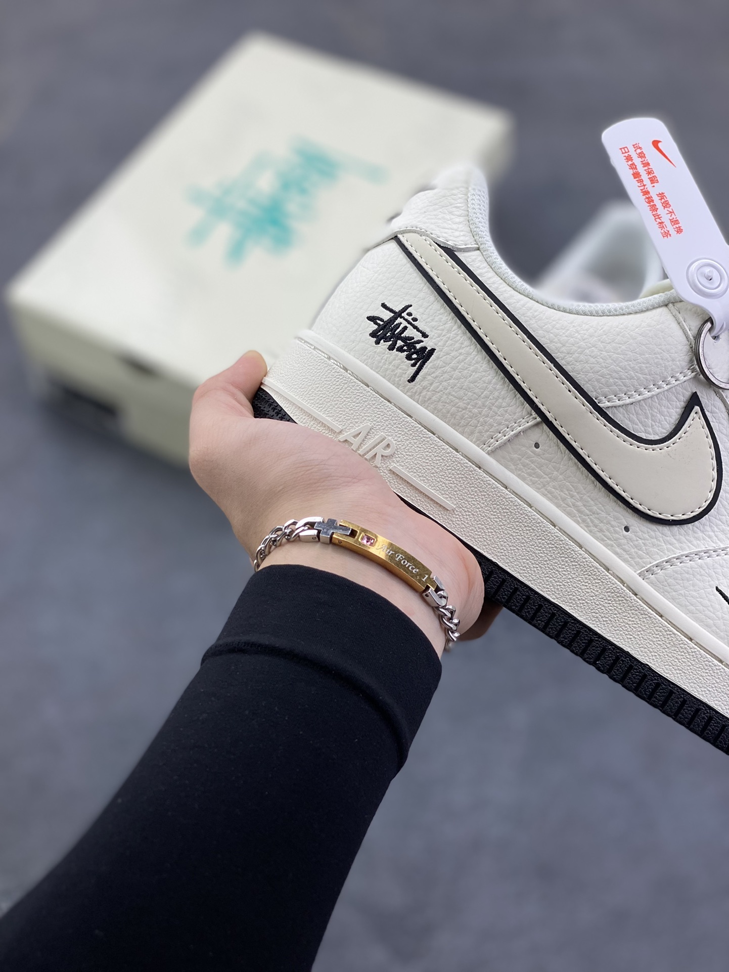 图片[6]-NIke Air Force 1 \’07 Low “斯图西联名——米黑底”空军一号 低帮 运动鞋 休闲鞋 折边针车 工艺难度大 原楦头原纸板 原装鞋盒 定制五金配件 内置全掌气垫 原厂鞋底 货号：CS5288-046 尺码：36 36.5 37.5 38 38.5 39 40 40.5 41 42 42.5 43 44 44.5 45-选品中心