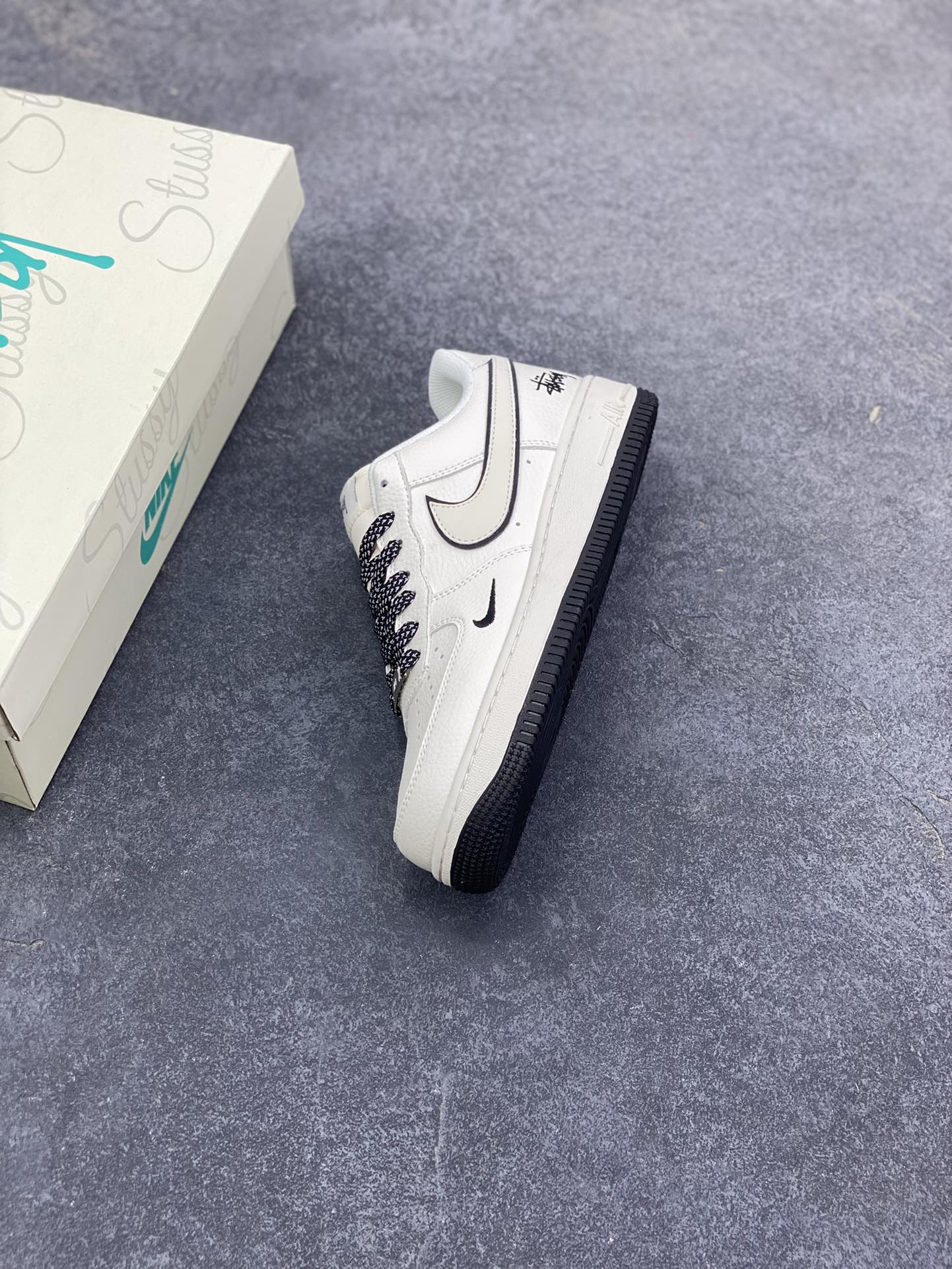 图片[7]-NIke Air Force 1 \’07 Low “斯图西联名——米黑底”空军一号 低帮 运动鞋 休闲鞋 折边针车 工艺难度大 原楦头原纸板 原装鞋盒 定制五金配件 内置全掌气垫 原厂鞋底 货号：CS5288-046 尺码：36 36.5 37.5 38 38.5 39 40 40.5 41 42 42.5 43 44 44.5 45-选品中心