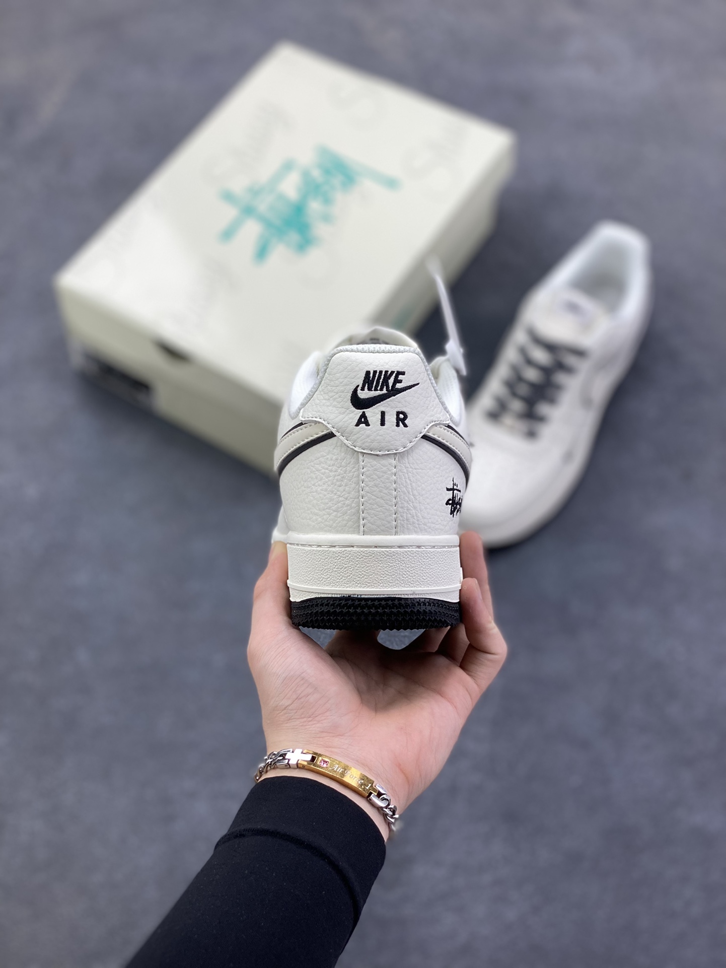 图片[4]-NIke Air Force 1 \’07 Low “斯图西联名——米黑底”空军一号 低帮 运动鞋 休闲鞋 折边针车 工艺难度大 原楦头原纸板 原装鞋盒 定制五金配件 内置全掌气垫 原厂鞋底 货号：CS5288-046 尺码：36 36.5 37.5 38 38.5 39 40 40.5 41 42 42.5 43 44 44.5 45-选品中心