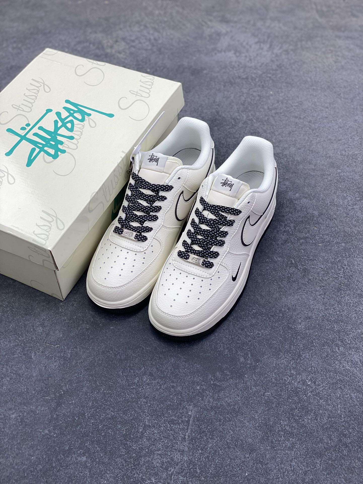 图片[8]-NIke Air Force 1 \’07 Low “斯图西联名——米黑底”空军一号 低帮 运动鞋 休闲鞋 折边针车 工艺难度大 原楦头原纸板 原装鞋盒 定制五金配件 内置全掌气垫 原厂鞋底 货号：CS5288-046 尺码：36 36.5 37.5 38 38.5 39 40 40.5 41 42 42.5 43 44 44.5 45-选品中心