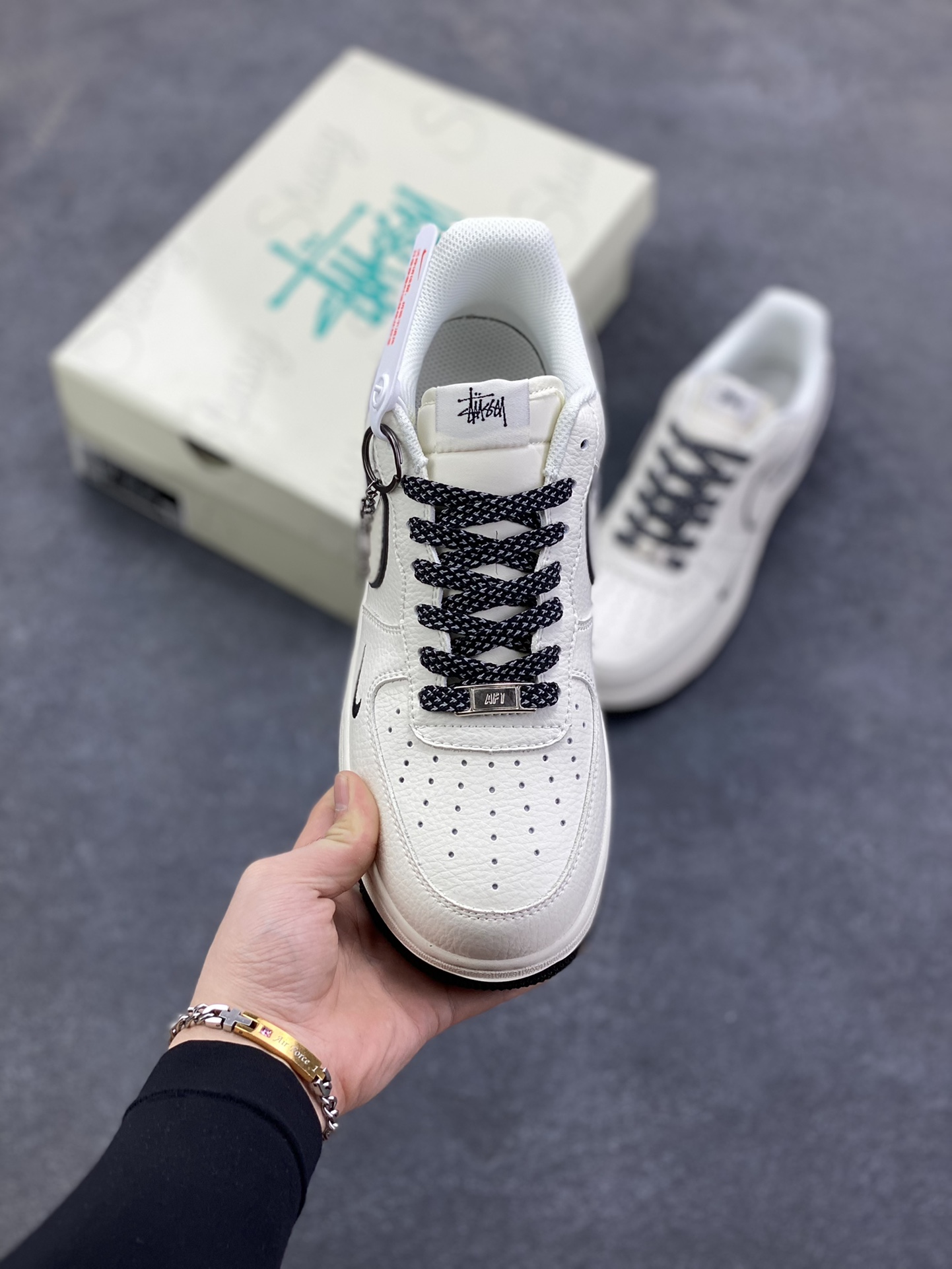 图片[2]-NIke Air Force 1 \’07 Low “斯图西联名——米黑底”空军一号 低帮 运动鞋 休闲鞋 折边针车 工艺难度大 原楦头原纸板 原装鞋盒 定制五金配件 内置全掌气垫 原厂鞋底 货号：CS5288-046 尺码：36 36.5 37.5 38 38.5 39 40 40.5 41 42 42.5 43 44 44.5 45-选品中心