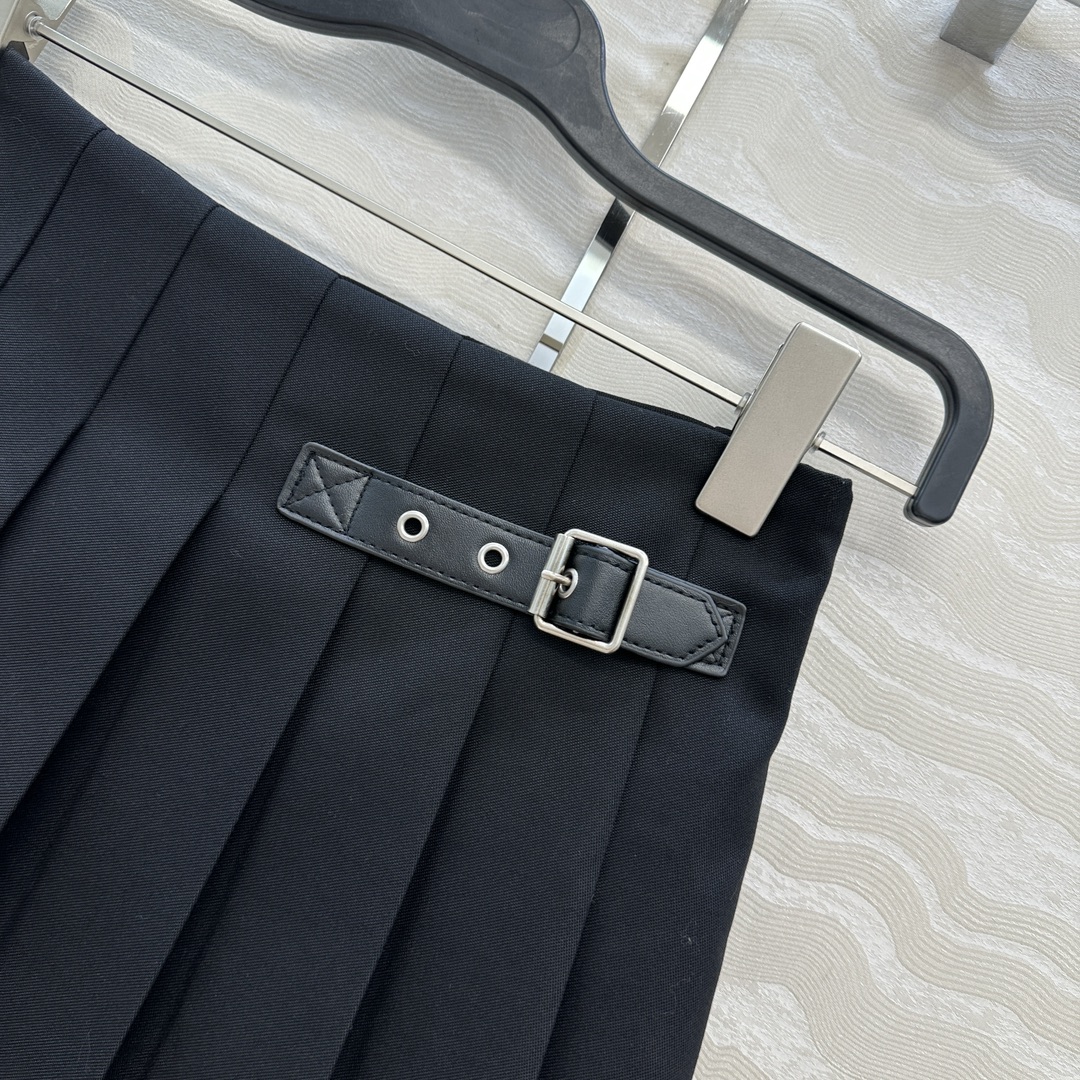 独家首发💕原单品质，LW学院风少女压褶短半裙！进口斜纹精纺羊毛面料质感超赞！皮扣装饰复古学院风文艺少女必