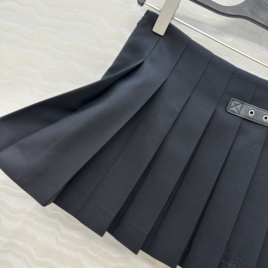 独家首发💕原单品质，LW学院风少女压褶短半裙！进口斜纹精纺羊毛面料质感超赞！皮扣装饰复古学院风文艺少女必