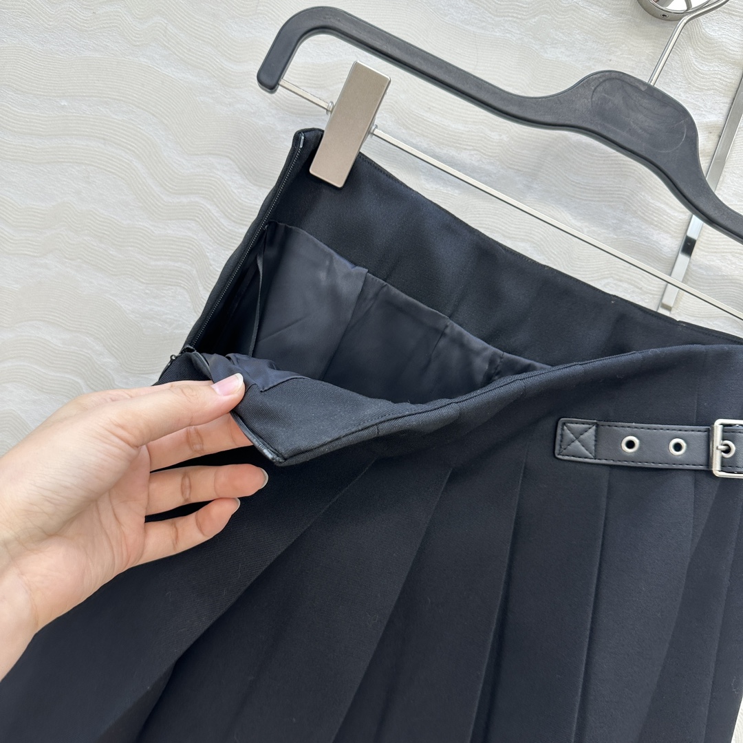 独家首发💕原单品质，LW学院风少女压褶短半裙！进口斜纹精纺羊毛面料质感超赞！皮扣装饰复古学院风文艺少女必