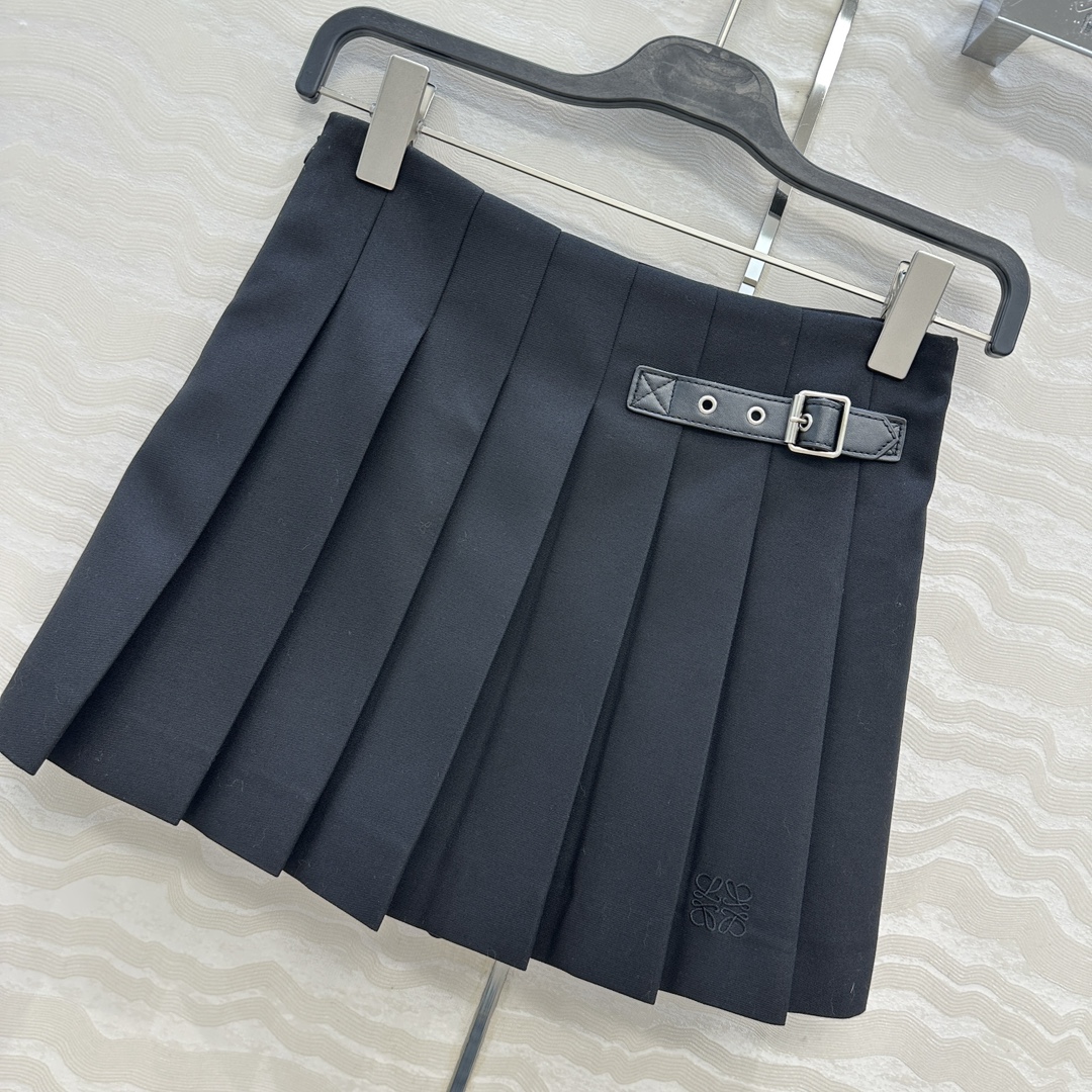 独家首发💕原单品质，LW学院风少女压褶短半裙！进口斜纹精纺羊毛面料质感超赞！皮扣装饰复古学院风文艺少女必