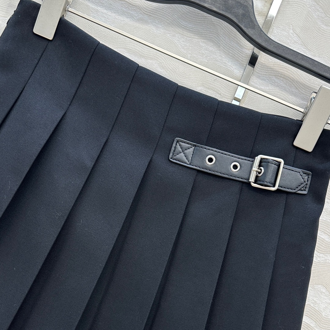 独家首发💕原单品质，LW学院风少女压褶短半裙！进口斜纹精纺羊毛面料质感超赞！皮扣装饰复古学院风文艺少女必