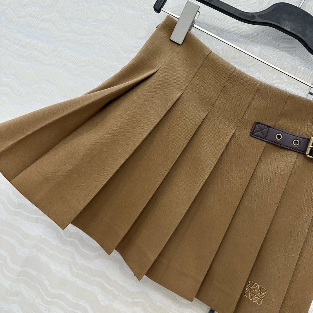 独家首发💕原单品质，LW学院风少女压褶短半裙！进口斜纹精纺羊毛面料质感超赞！皮扣装饰复古学院风文艺少女必