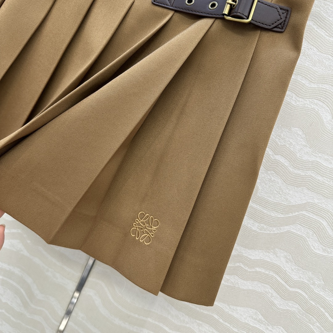 独家首发💕原单品质，LW学院风少女压褶短半裙！进口斜纹精纺羊毛面料质感超赞！皮扣装饰复古学院风文艺少女必